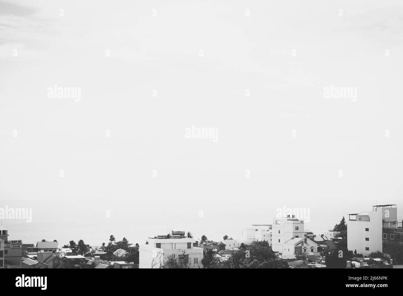 Bellissimo panorama mare città vista reale paesaggio naturale cornice foto sfondo. Tetti. Il mare si fonde con le nuvole orizzonte dello skyline. Vita tranquilla e pacifica Foto Stock