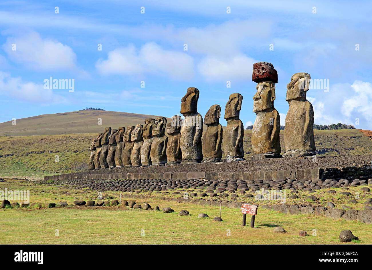 Le iconiche quindici statue Moai della piattaforma Cerimoniale AHU Tongariki sull'Isola di Pasqua, Cile, Sud America Foto Stock