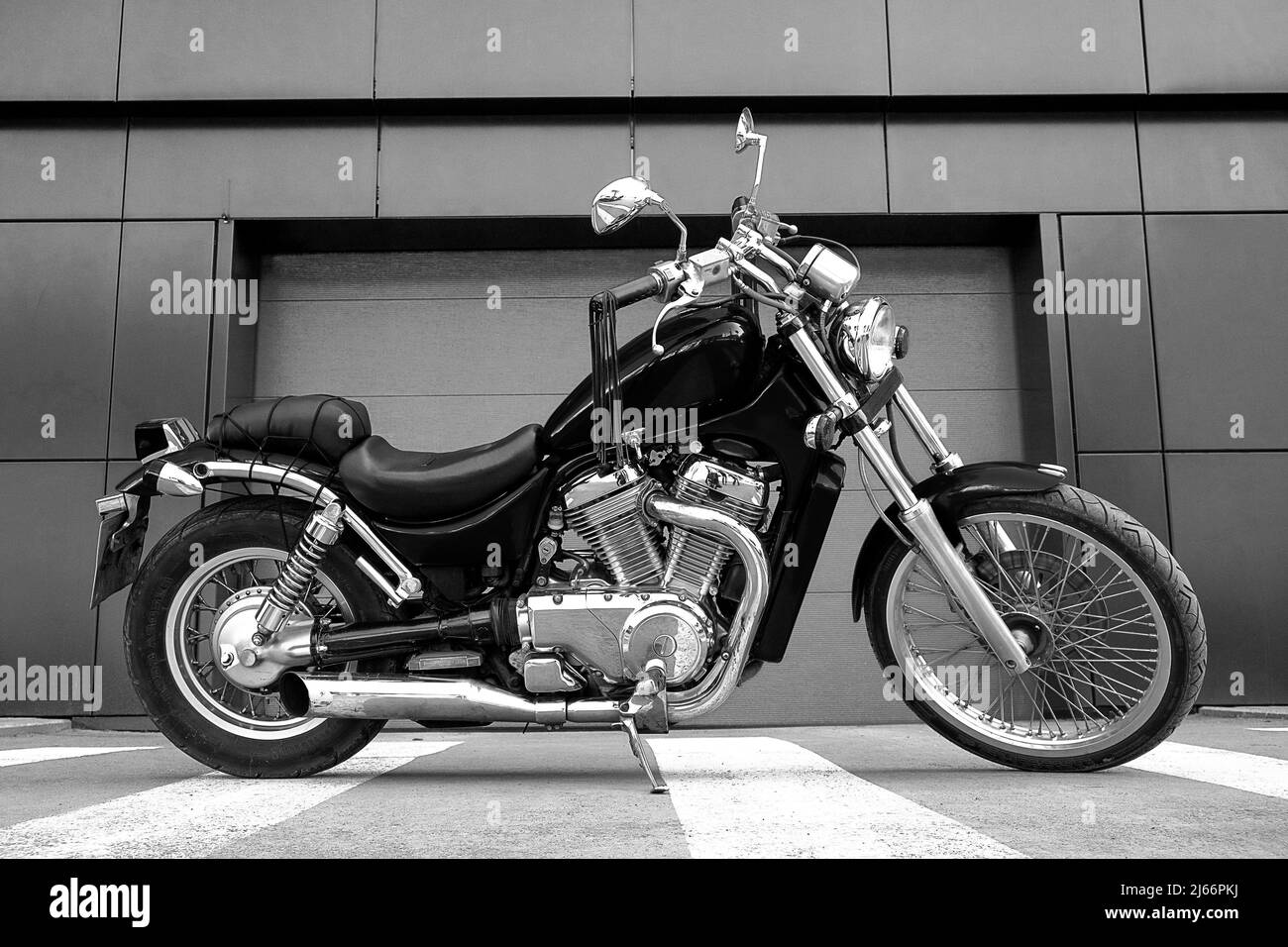 Classic Motorcycle o Bike nel parcheggio del centro commerciale. Foto in bianco e nero. Foto Stock