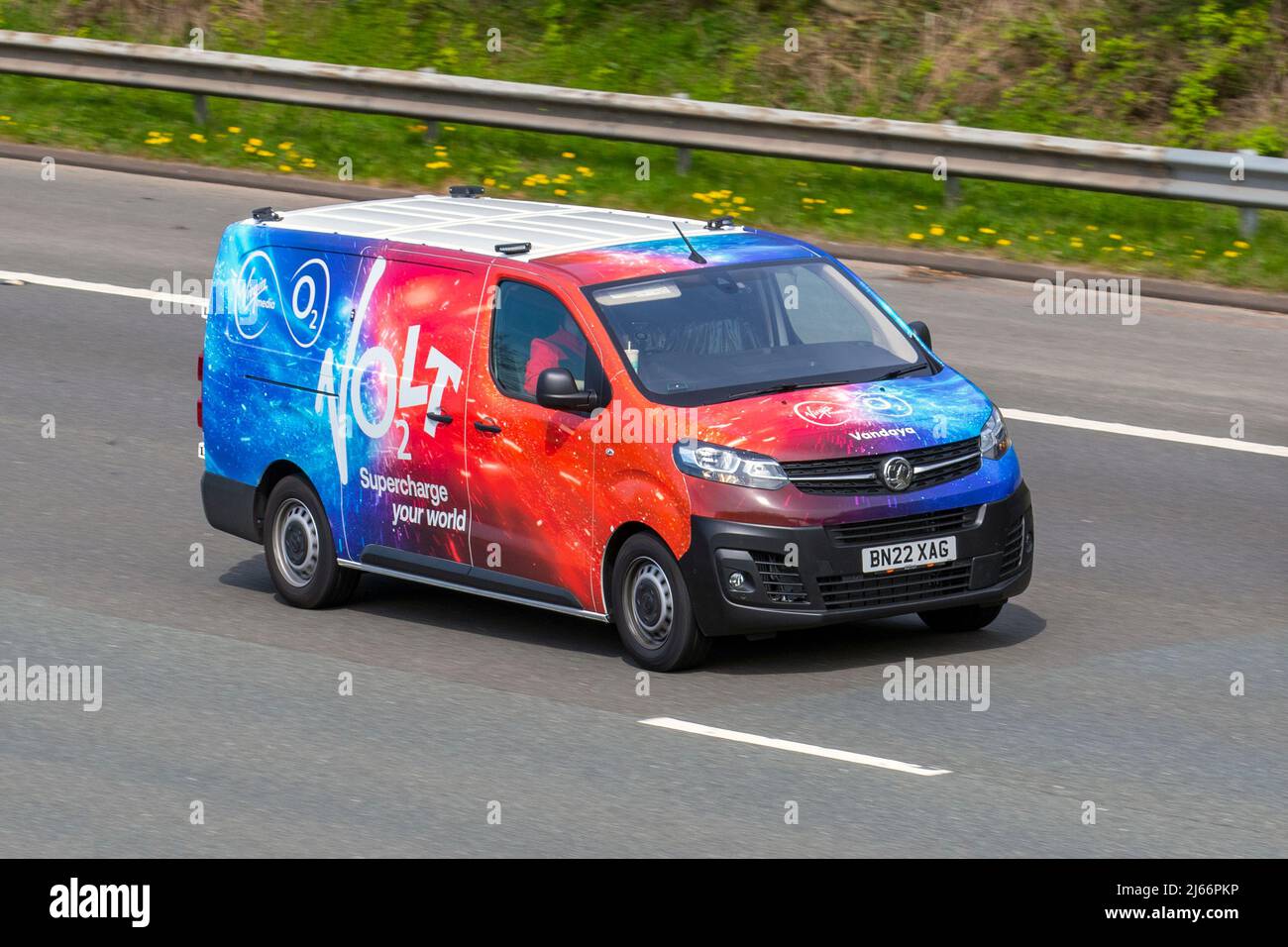 Volt 2 , Virgin Media, O2 Vandaya, Supercharge Your World, Virgin Media O2 presenta velocità di trasmissione dati e banda larga potenziate con Volt. Multicolore 2022 Vauxhall Vivaro F2900 Dynamic S/S business van guida sulla M61 autostrada UK Foto Stock