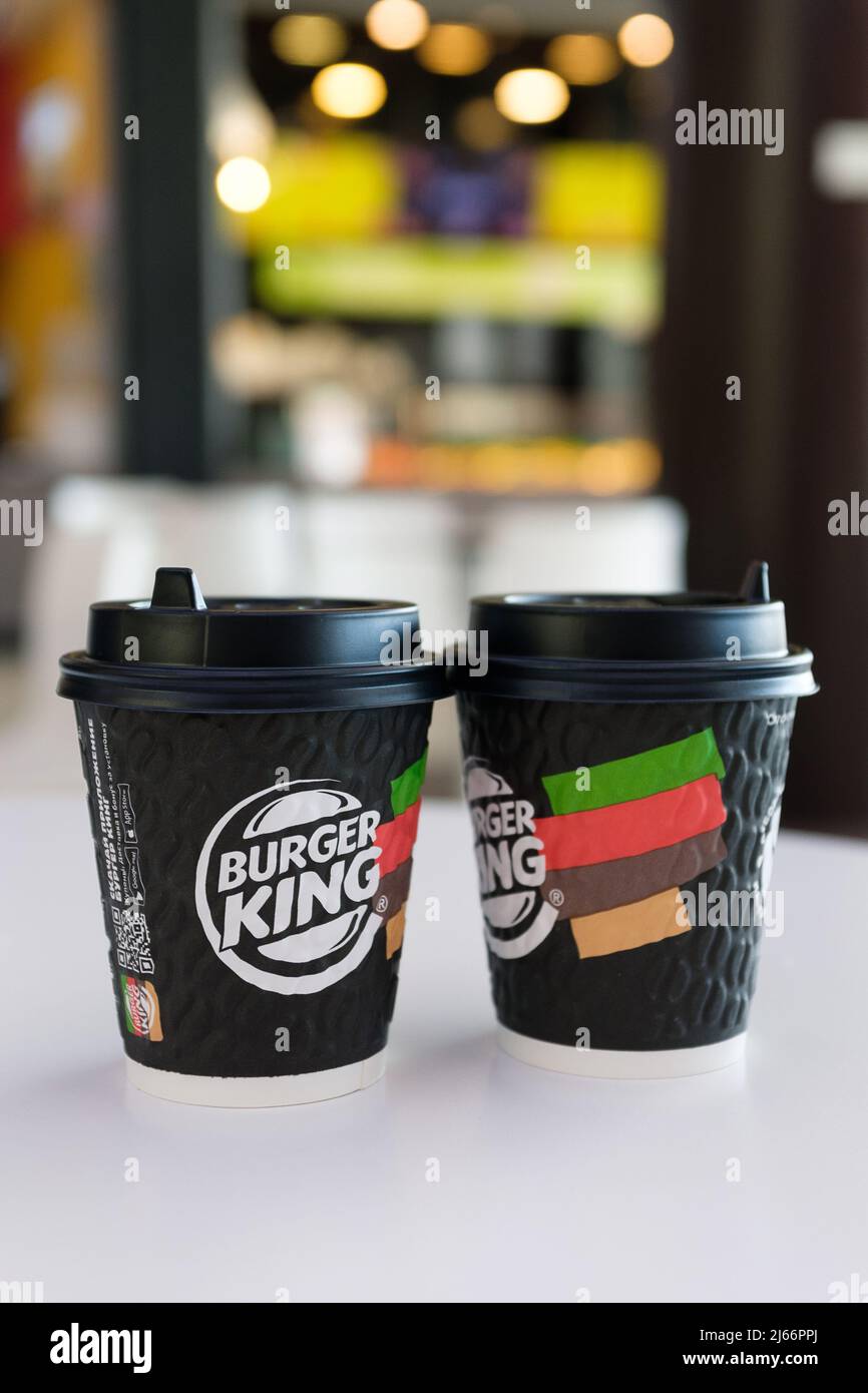 Russia, Tyumen - 10 ottobre 2021. Una tazza di caffè Burger King sul tavolo nel caffè. Una catena di fast food a livello mondiale. Bevande in tazze usa e getta. Foto Stock