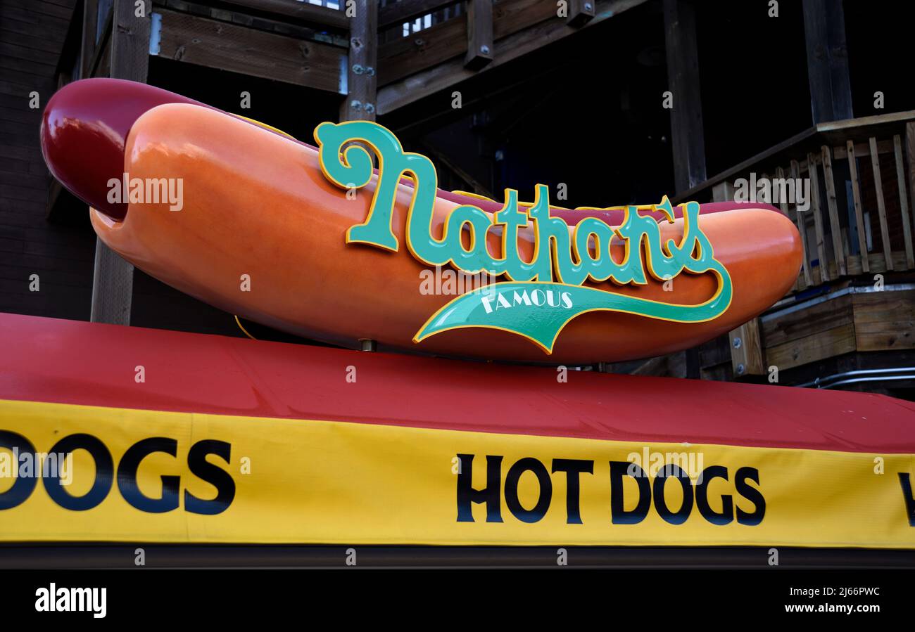 Un famoso hot dog cart di Nathan nel molo 39 e il quartiere turistico dello shopping e dei divertimenti di Fisherman's Wharf di San Francisco. Foto Stock