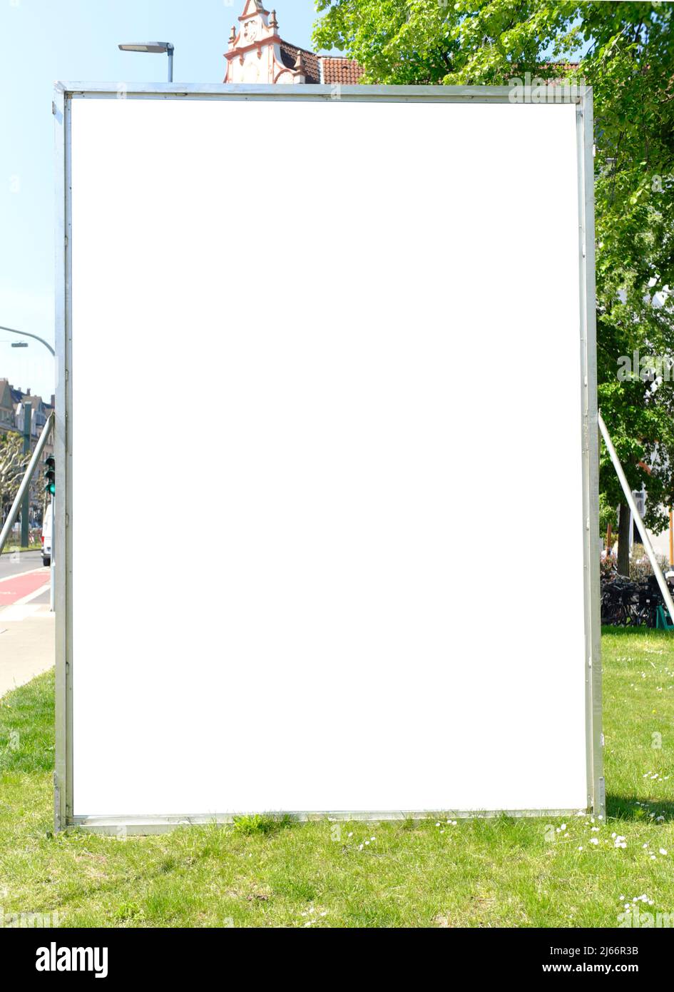 Poster bianco su cartelloni stradali di grandi dimensioni, spazio per copie gratuito. Pubblicità, promozione mock up. Foto Stock