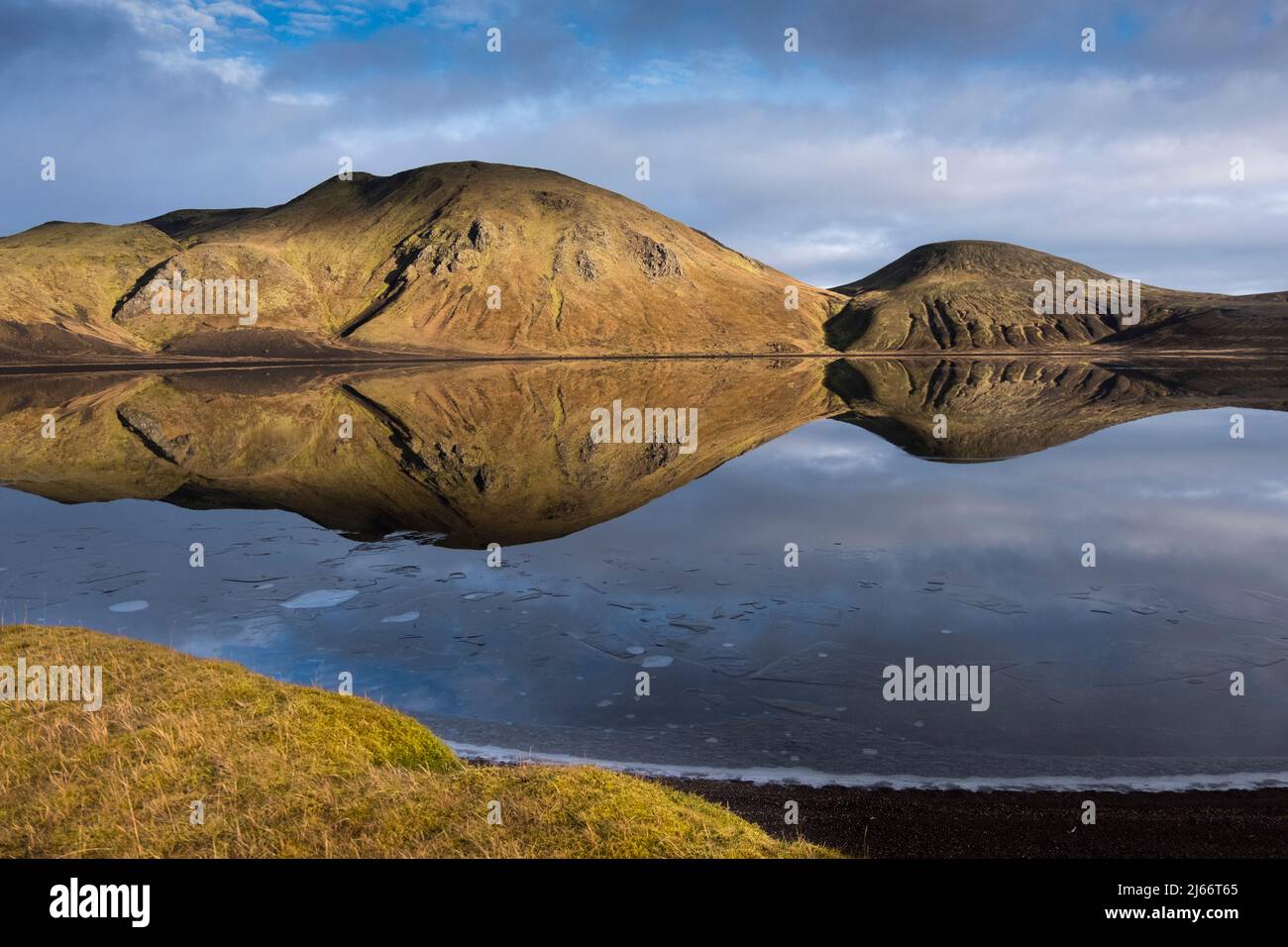 Spiegelsee 'ómadalsvatn' im südlichen Hochland Islands nahe Landmannalaugar - lago Dómadalsvatn in altopiani islandesi meridionali vicino a Landmannalaugar Foto Stock