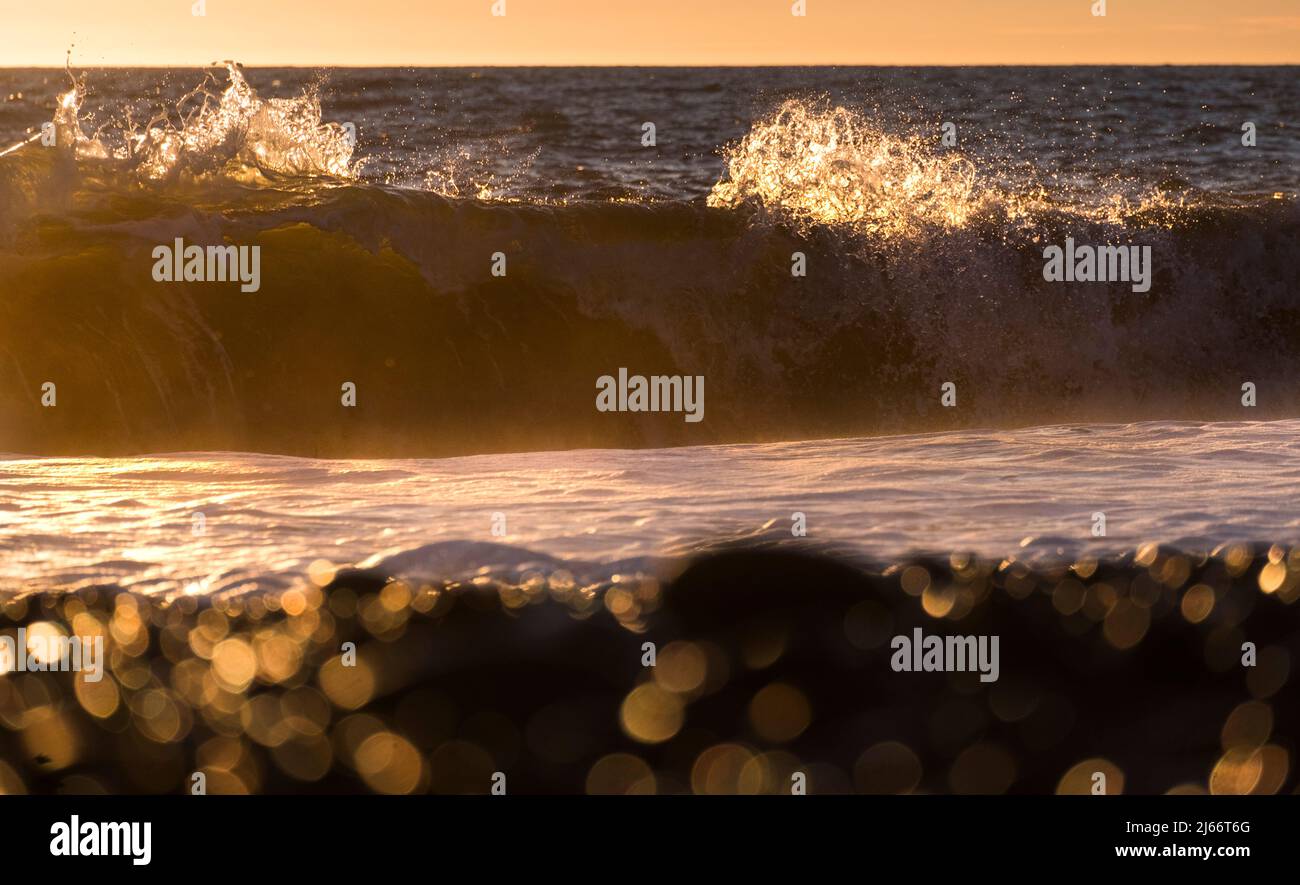 Brandung am Strand im Sonnenschein. Foto Stock