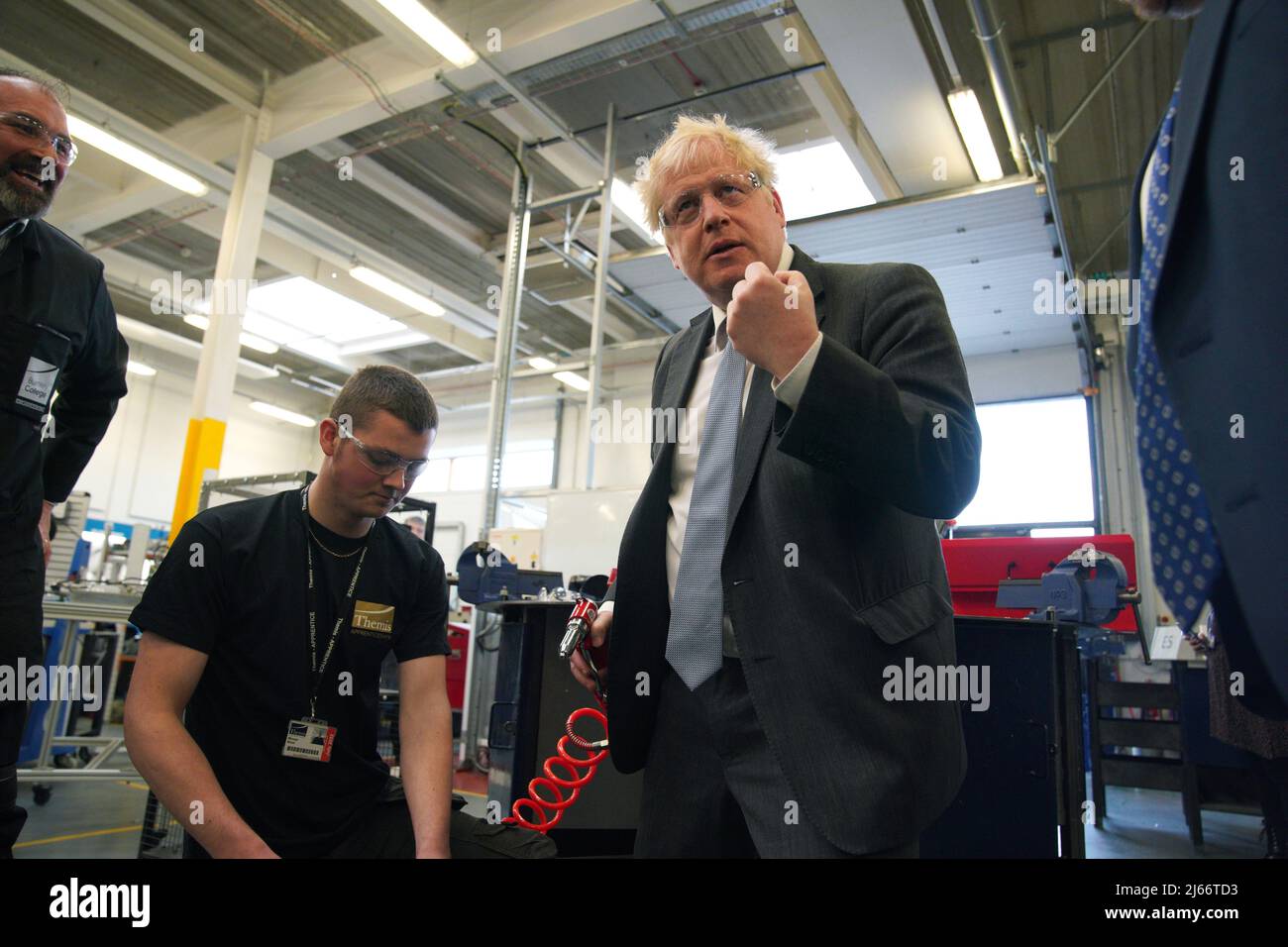 Il primo ministro Boris Johnson tiene un rivetto durante una visita di campagna al Burnley College Sesto modulo Centro a Burnley, Lancashire. Data foto: Giovedì 28 aprile 2022. Foto Stock