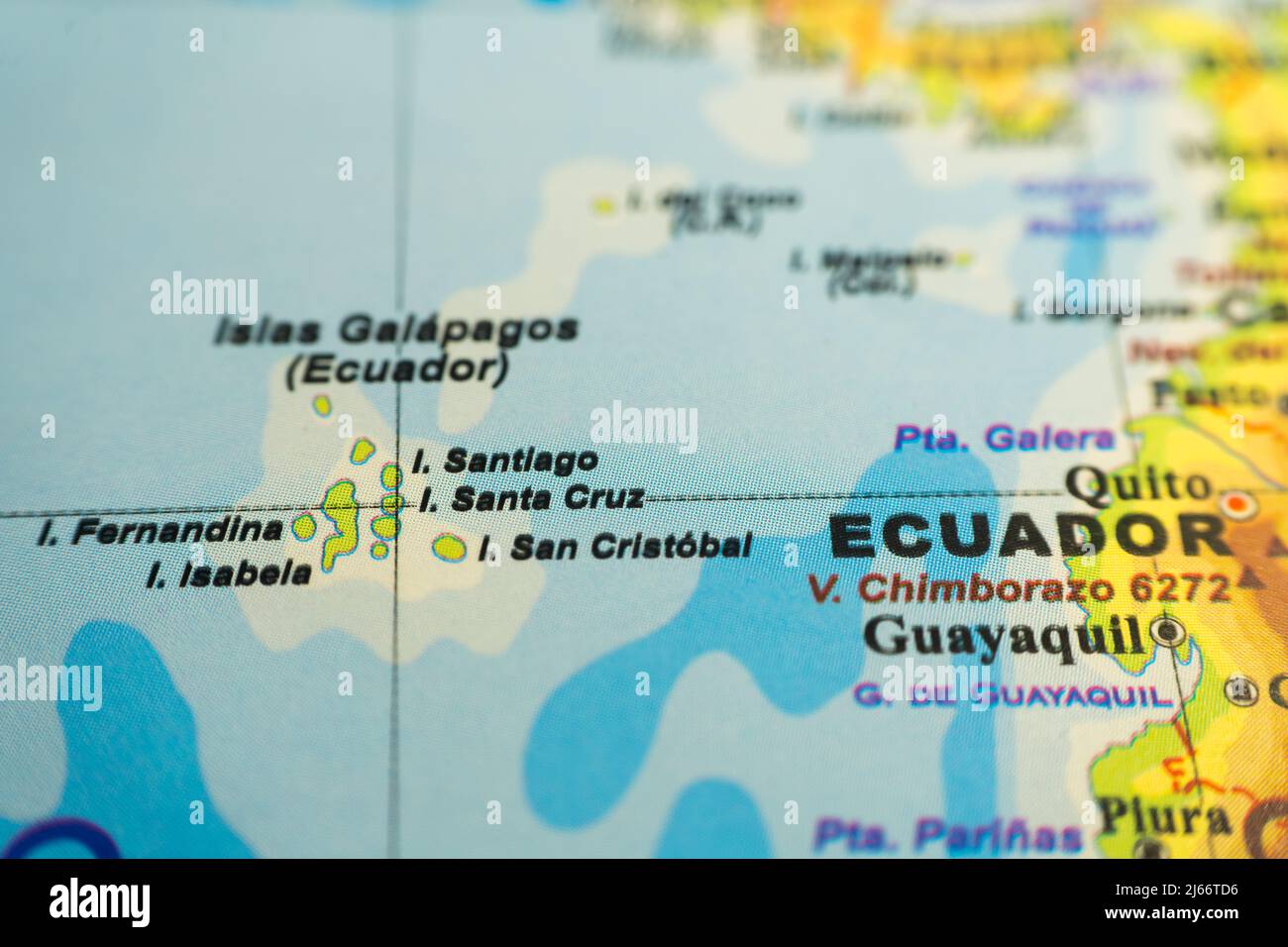 Mappa orografica delle isole Galapagos e dell'Ecuador, con riferimenti in spagnolo. Concetto di cartografia, viaggi, turismo, geografia. Messa a fuoco differenziale Foto Stock