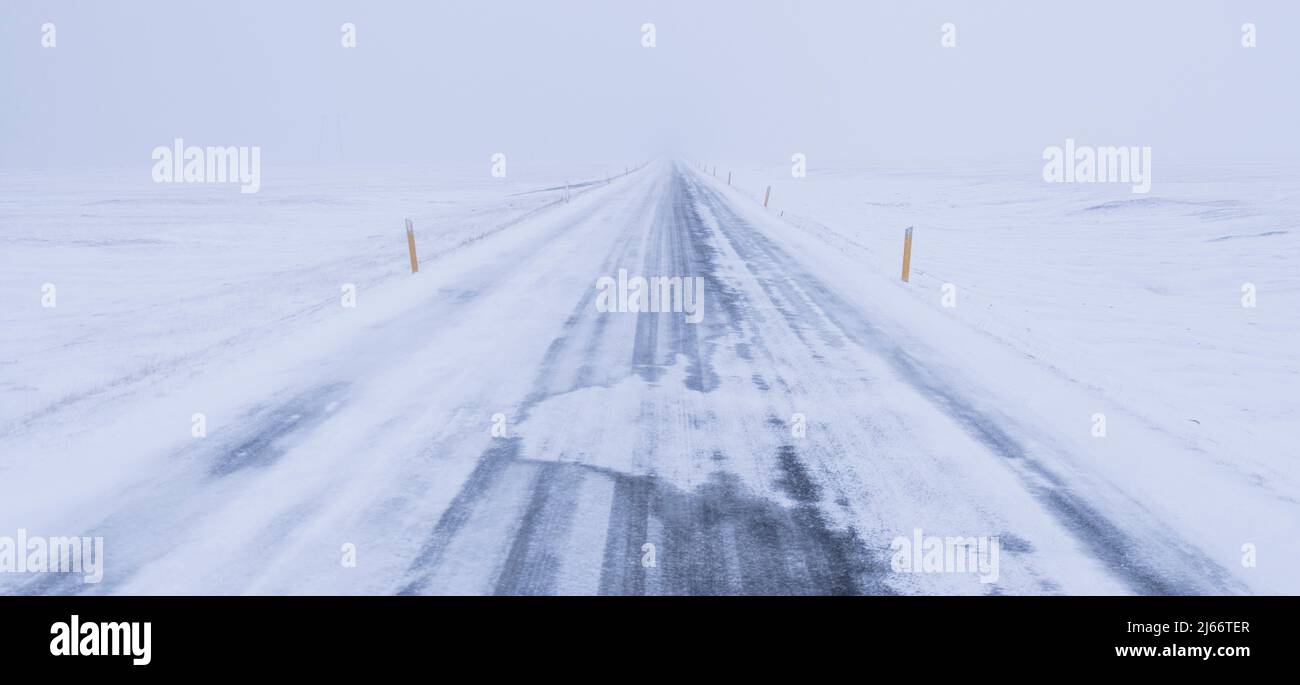 Winterliche Straße nell'isola - strada ghiacciata in Islanda Foto Stock