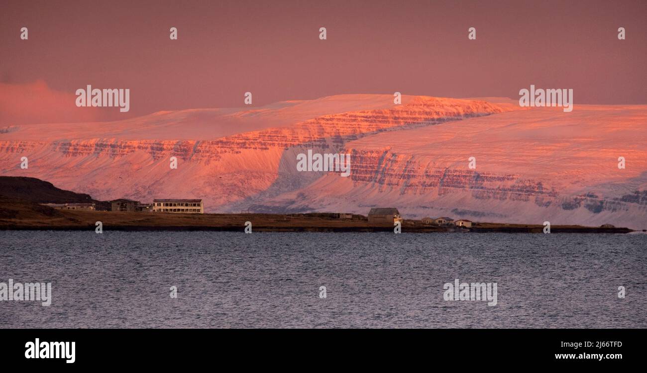 Blick über den Ísafjörður (Westfjorde) auf die Halbinsel Reykjanes. Kleines Haus Rechts: Das Saltverk (Salzmanufaktur). Foto Stock