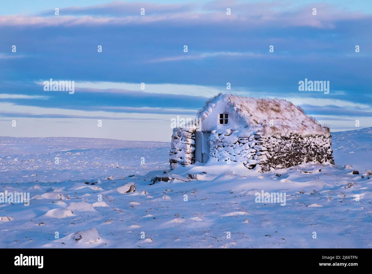 Altes Schutzhaus auf der Steingrímsfjarðarheiði-Hochebene, Inverno, verschneit - rifugio su un passo di montagna in inverno, Islanda Foto Stock