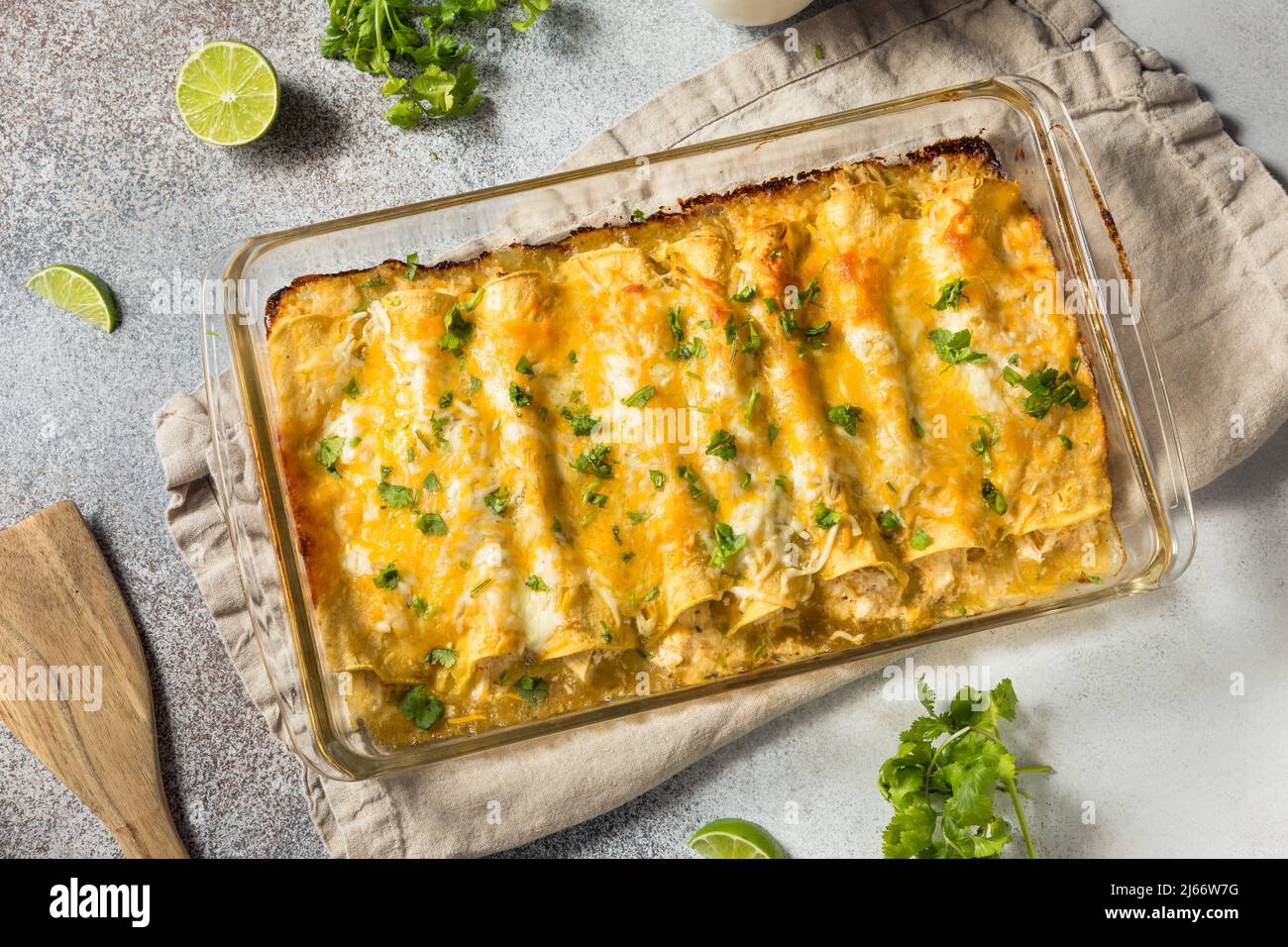 Tomatillo Green Enchiladas messicano fatto in casa con pollo e coriandolo Foto Stock