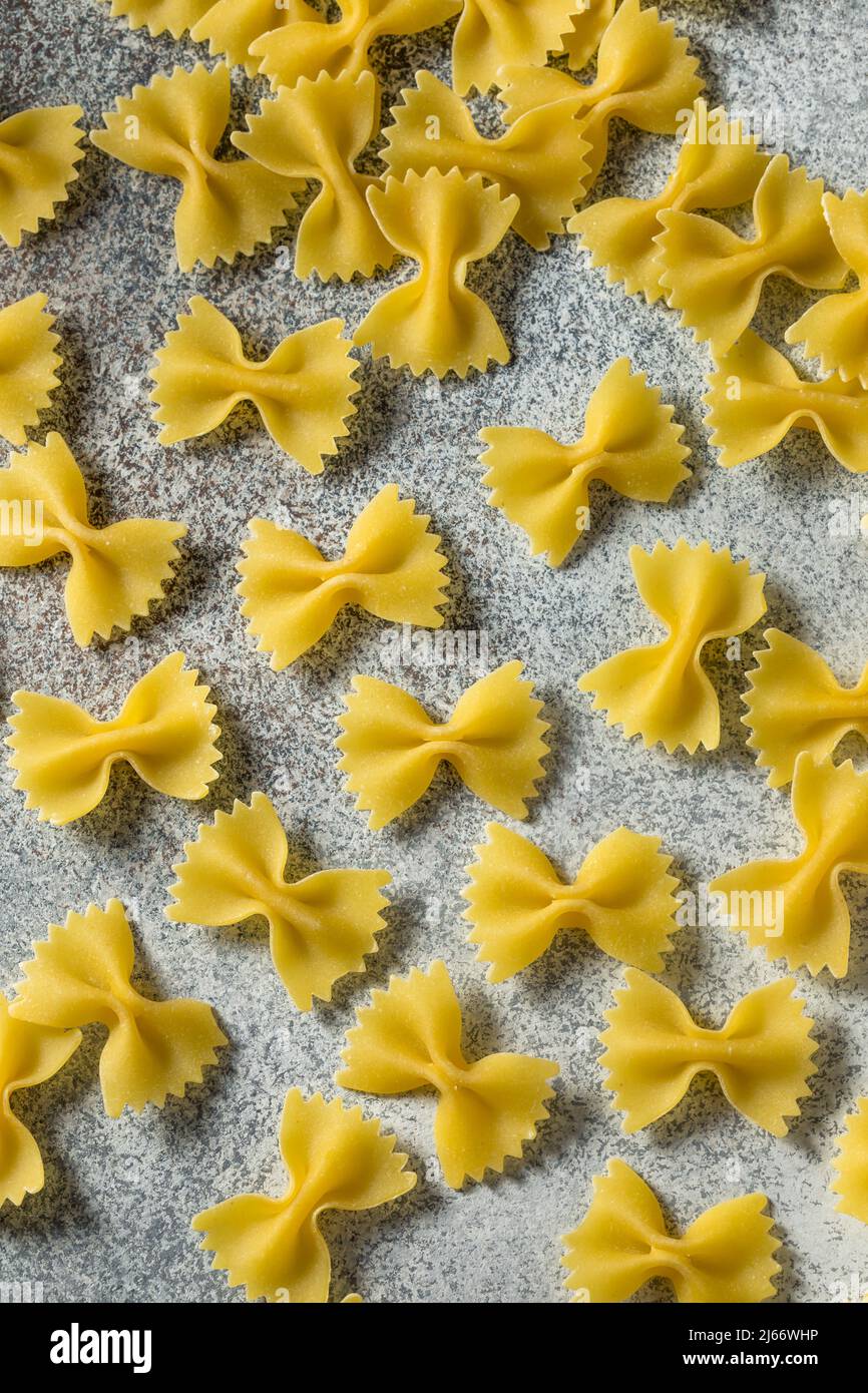 Dry Italian Bow Tie Farfalle Pasta pronta per cuoco Foto Stock