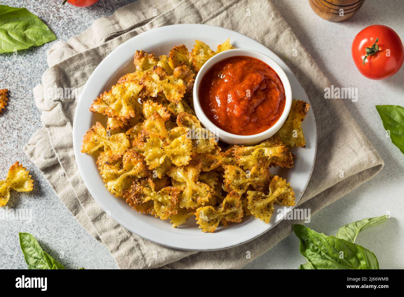 Patatine alla moda fatte in casa con salsa Marinara Foto stock Alamy