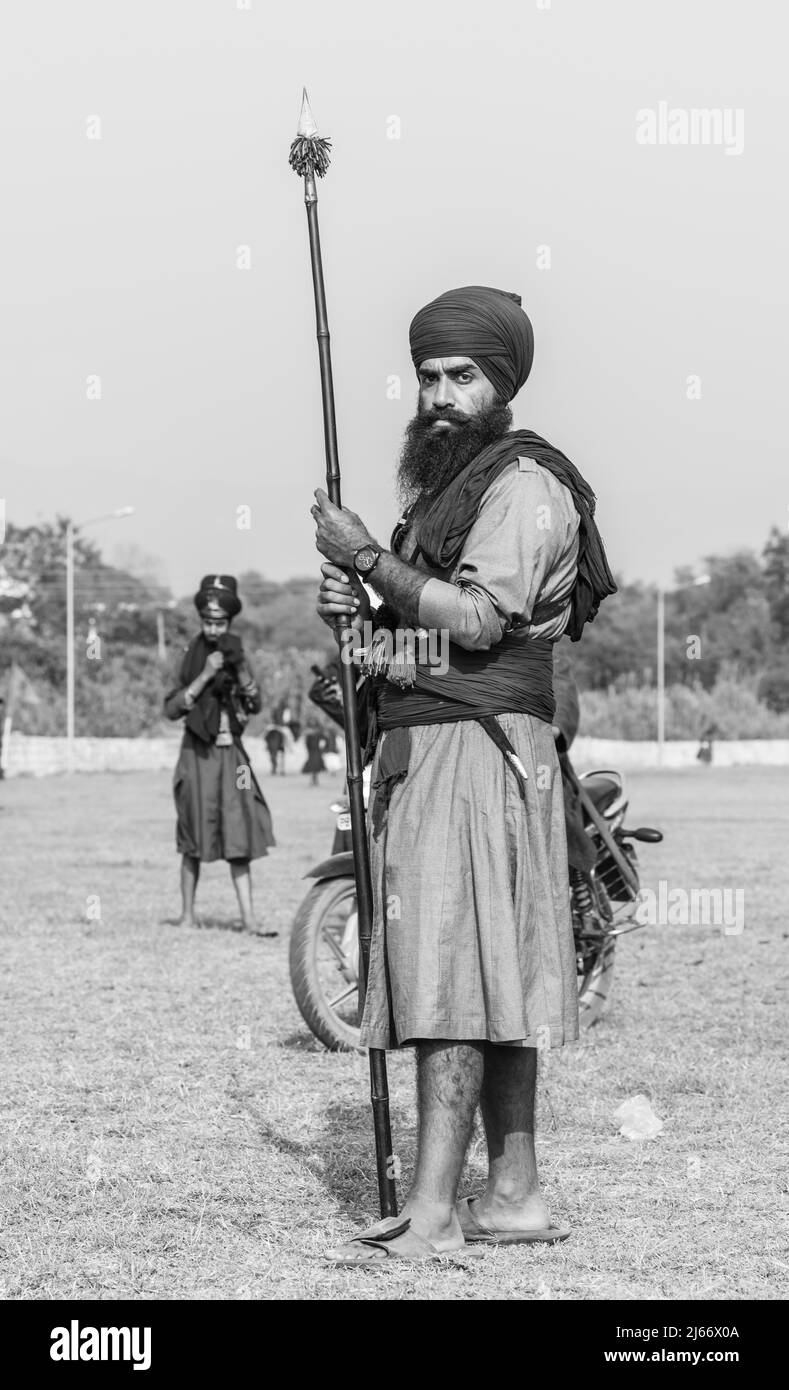 Anandpur Sahib, Punjab, India - Marzo 2022:Ritratto del maschio sikh (Nihang Sardar) durante la celebrazione di Hola Mohalla ad Anandpur Sahib su holi fest Foto Stock
