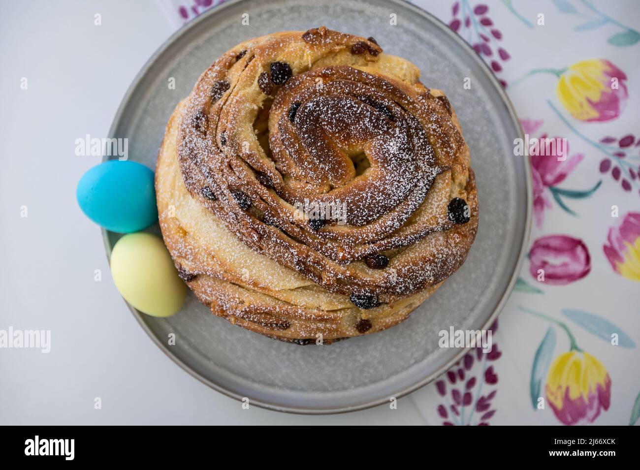 Kulich pasquale tradizionale ucraino o paska con uova dipinte di giallo blu nei colori della bandiera nazionale dell'Ucraina Foto Stock