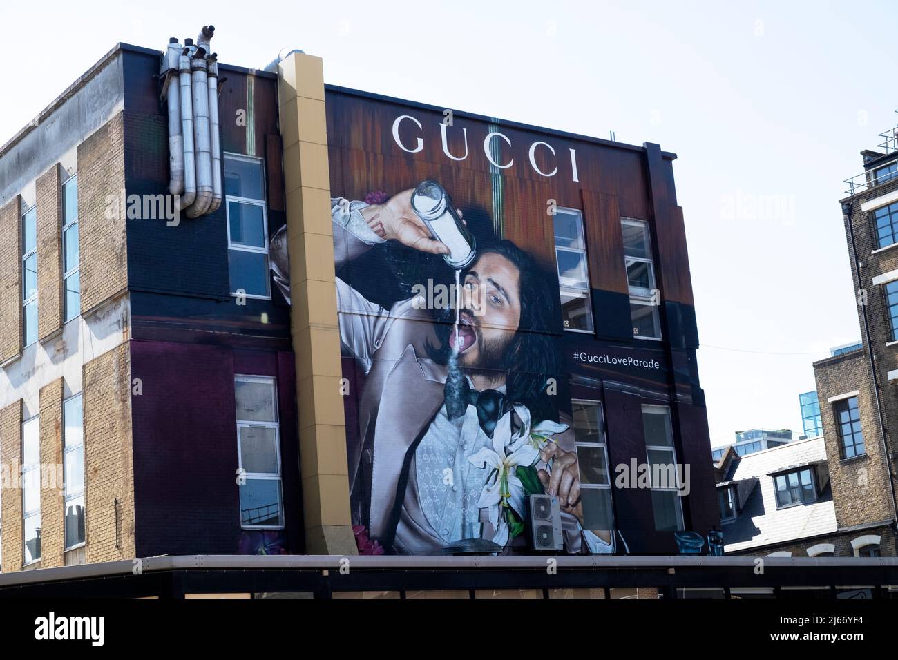 Gucci advert murale ad #GucciLoveParade US American actor Jared Leto sul muro Elys Yard Old Trumans Brewery vicino Brick Lane East London UK KATHY DEWITT Foto Stock