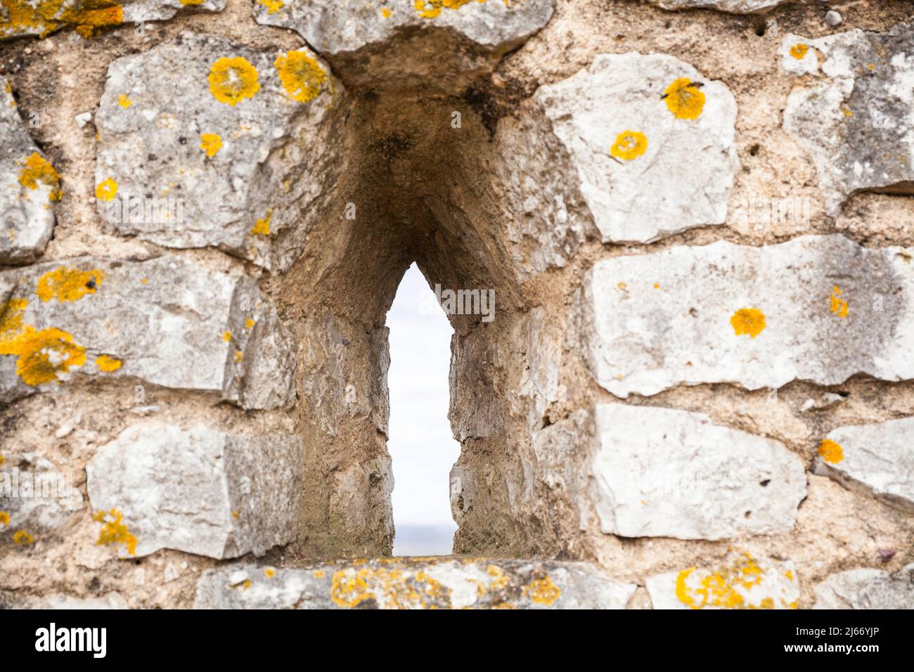 Buco di tiro in un vecchio muro al Jardim das Portas do Sol a Santarem Portogallo Foto Stock