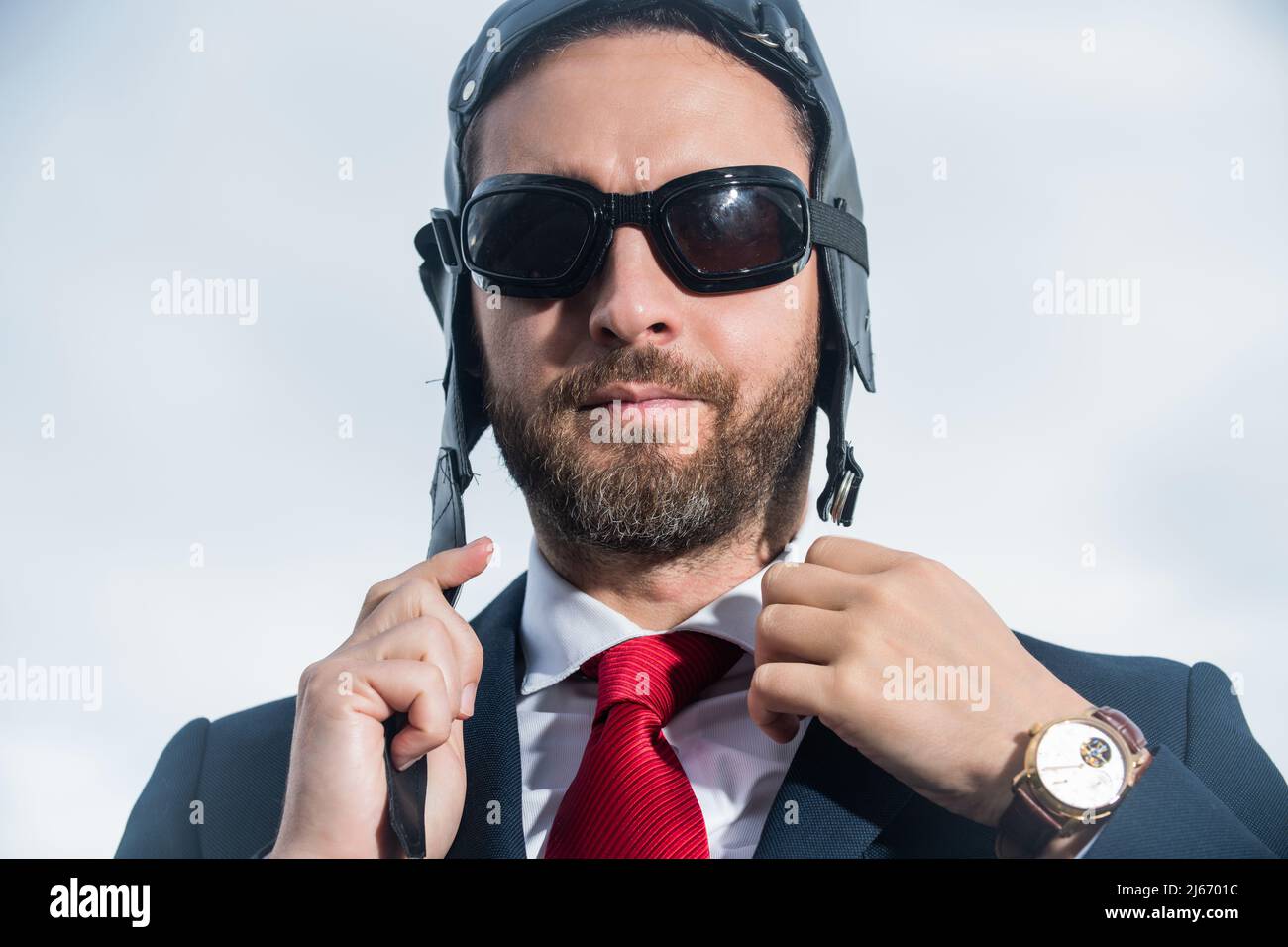 uomo d'affari in abito e cappello pilota si preparano Foto stock - Alamy