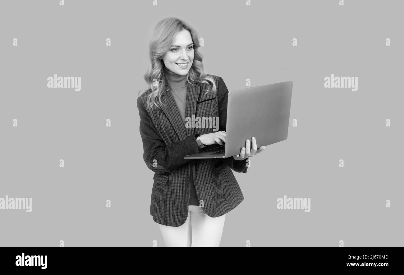 Donna giornalista uso computer portatile per scrivere online, tecnologia Foto Stock