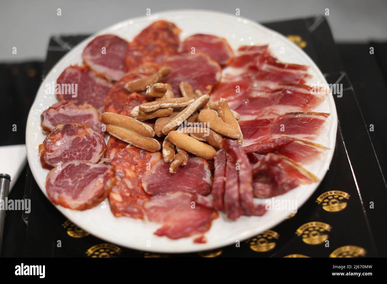 Un piatto di prosciutto iberico in mostra durante l'edizione 35th dei buongustai Salon a Ifema Madrid, Spagna. Credit: Isabel Infantes/Alamy Live News Foto Stock