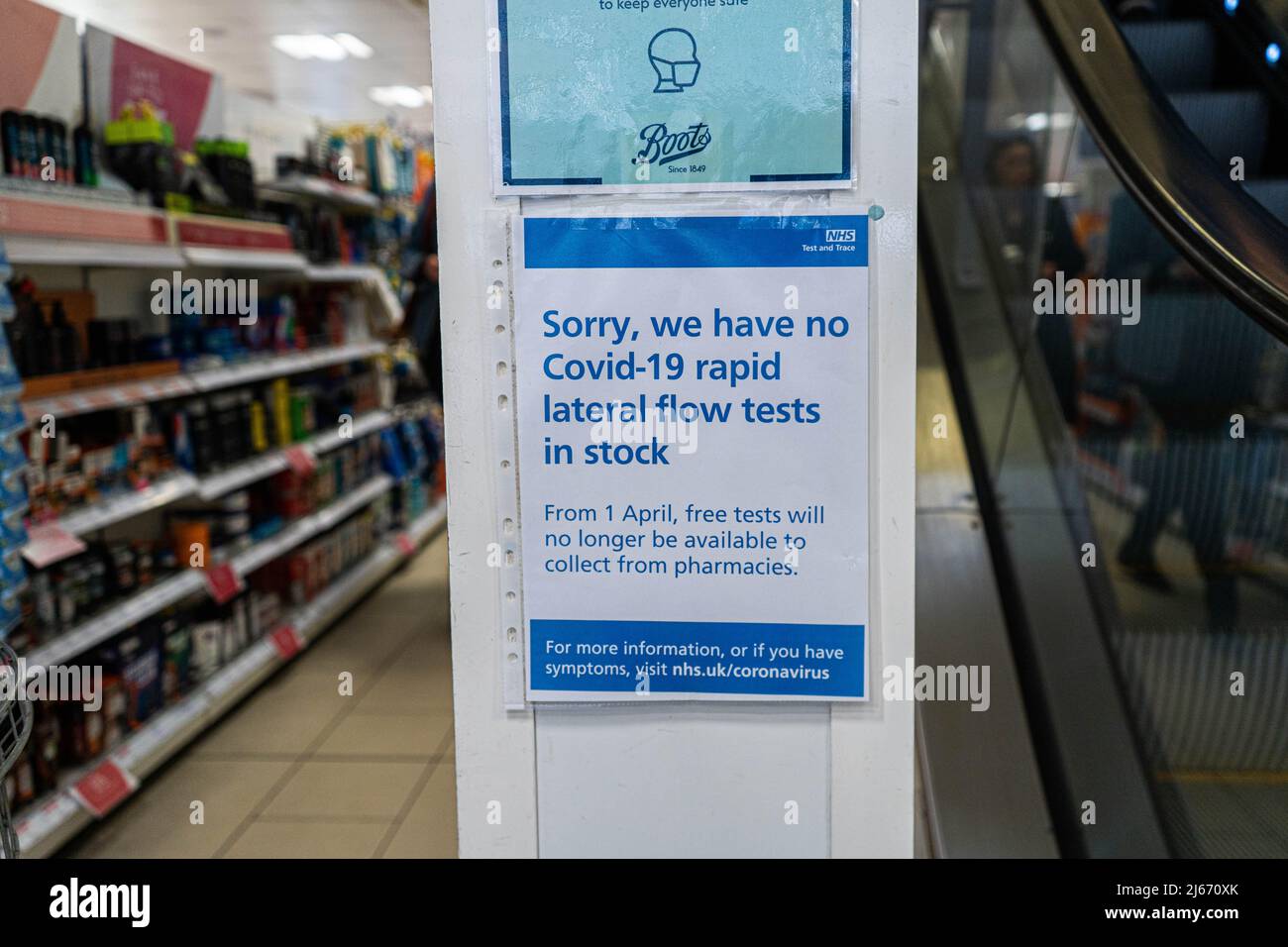 28 aprile 2022. Un cartello segnaletico segnala che i kit di test a flusso laterale rapido sono esauriti presso il negozio Boots di Londra Foto Stock