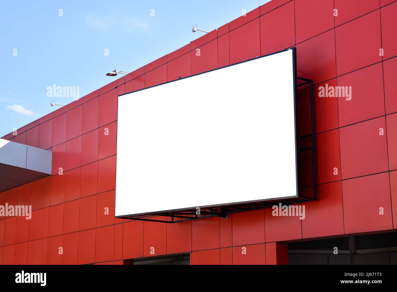 Display a LED per pubblicità mockup. Schermo isolato di superficie in bianco per la promozione del disegno dell'annuncio sul centro commerciale di shooping rosso Foto Stock