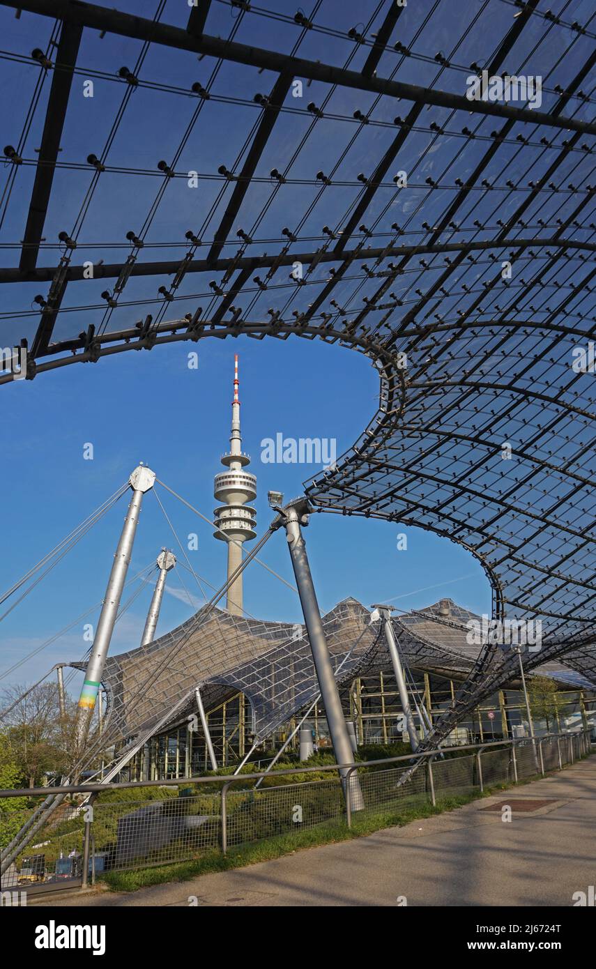 Il famoso tetto dello stadio olimpico di Monaco progettato da Behnisch e Frei otto – Olympiapark und olympische Sportstätten a München Foto Stock