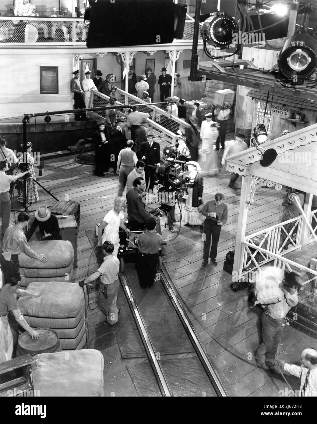 Regista ROBERT STEVENSON e Movie Crew sul set candid che ha girato CHARLES BOYER e MARGARET SULLAVAN IN BACK STREET 1941 regista ROBERT STEVENSON romanzo Fannie Hurst sceneggiatura Bruce Manning e Felix Jackson cinematografia William H. Daniels musica Frank Skinner Costume design vera West Universal Pictures Foto Stock