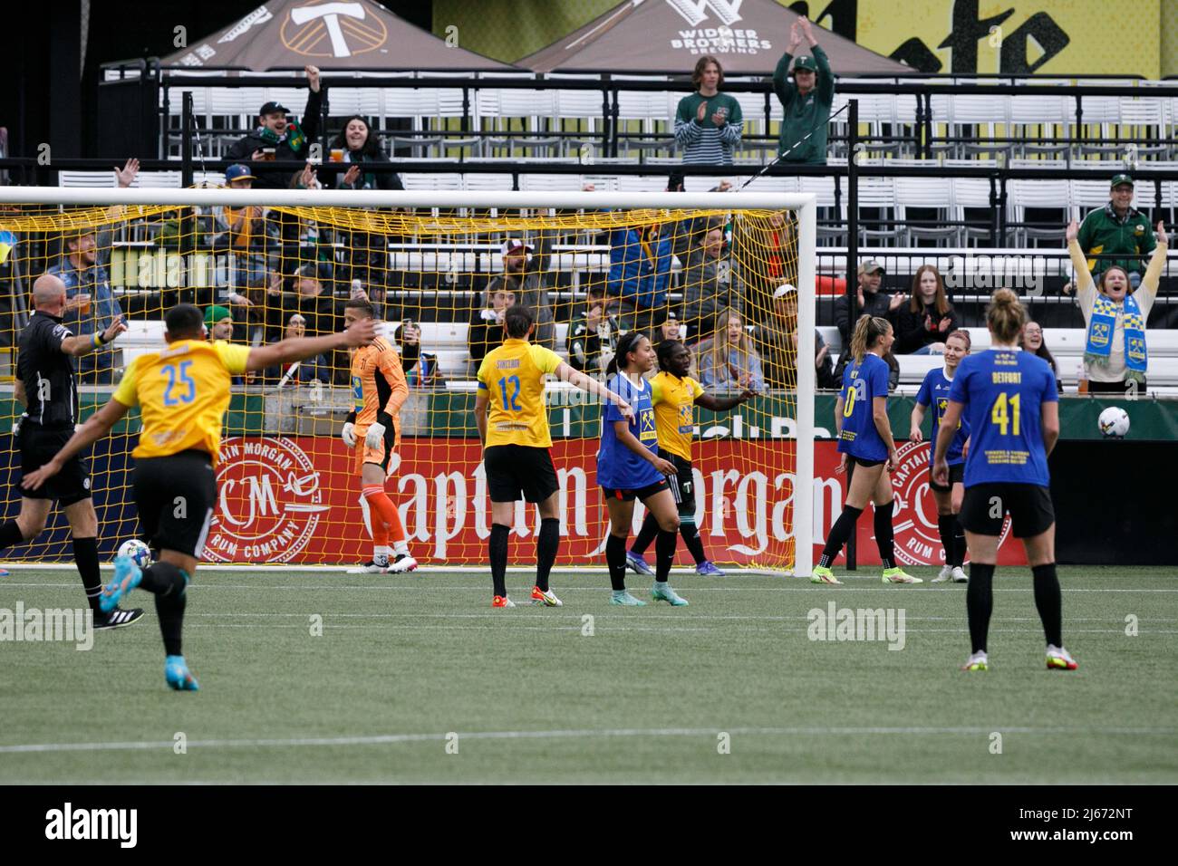 Portland, Stati Uniti. 27th Apr 2022. I Portland Timbers e Portland Thorns hanno combinato i loro mostri per la prima volta per un gioco intramurale a beneficio degli sforzi di soccorso dell'UNICEF in Ucraina e nei paesi circostanti, a Portland, Oregon, il 27 aprile 2022. I tifosi sono stati ammessi gratuitamente, e le donazioni hanno raccolto oltre mezzo milione di dollari. (Foto di John Rudoff/Sipa USA) Credit: Sipa USA/Alamy Live News Foto Stock
