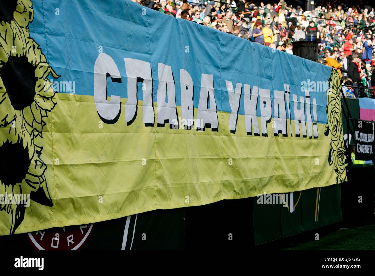 Portland, Stati Uniti. 27th Apr 2022. I Portland Timbers e Portland Thorns hanno combinato i loro mostri per la prima volta per un gioco intramurale a beneficio degli sforzi di soccorso dell'UNICEF in Ucraina e nei paesi circostanti, a Portland, Oregon, il 27 aprile 2022. I tifosi sono stati ammessi gratuitamente, e le donazioni hanno raccolto oltre mezzo milione di dollari. (Foto di John Rudoff/Sipa USA) Credit: Sipa USA/Alamy Live News Foto Stock