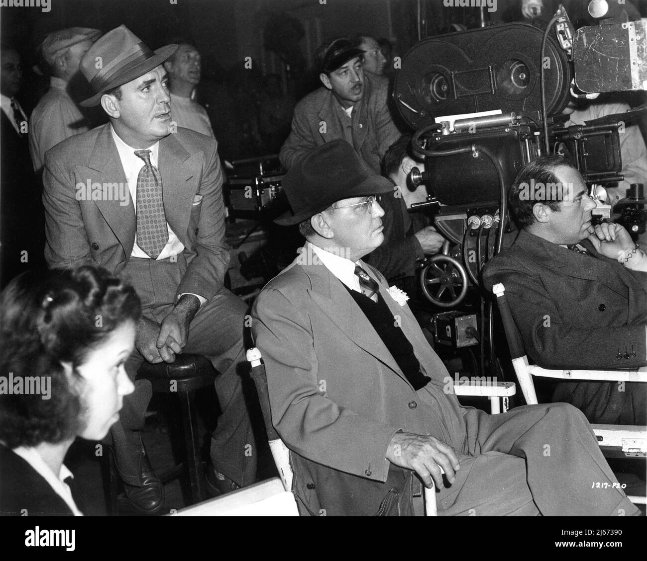 ROGELL su set candid durante le riprese di BUTCH MINDS IL BAMBINO 1942 ALBERT S. ROGELL storia Damon Runyon sceneggiatura Leonard Spigelgass cinematografia Elwood Bredell produttore Damon Runyon Universal Pictures Foto Stock