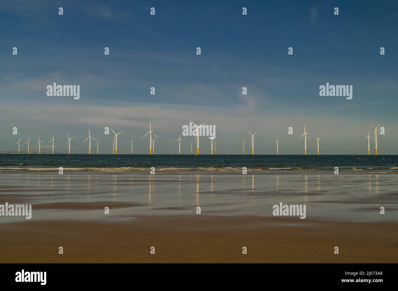 I mulini a vento al Windfarm offshore vicino a Redcar Beach, Teeside Foto Stock