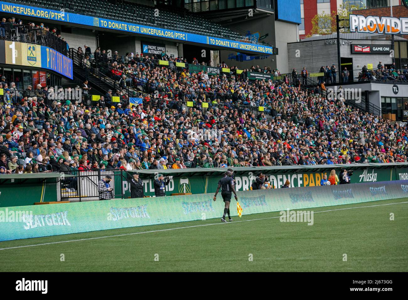 Portland, Stati Uniti. 27th Apr 2022. I Portland Timbers e Portland Thorns hanno combinato i loro mostri per la prima volta per un gioco intramurale a beneficio degli sforzi di soccorso dell'UNICEF in Ucraina e nei paesi circostanti, a Portland, Oregon, il 27 aprile 2022. I tifosi sono stati ammessi gratuitamente, e le donazioni hanno raccolto oltre mezzo milione di dollari. (Foto di John Rudoff/Sipa USA) Credit: Sipa USA/Alamy Live News Foto Stock
