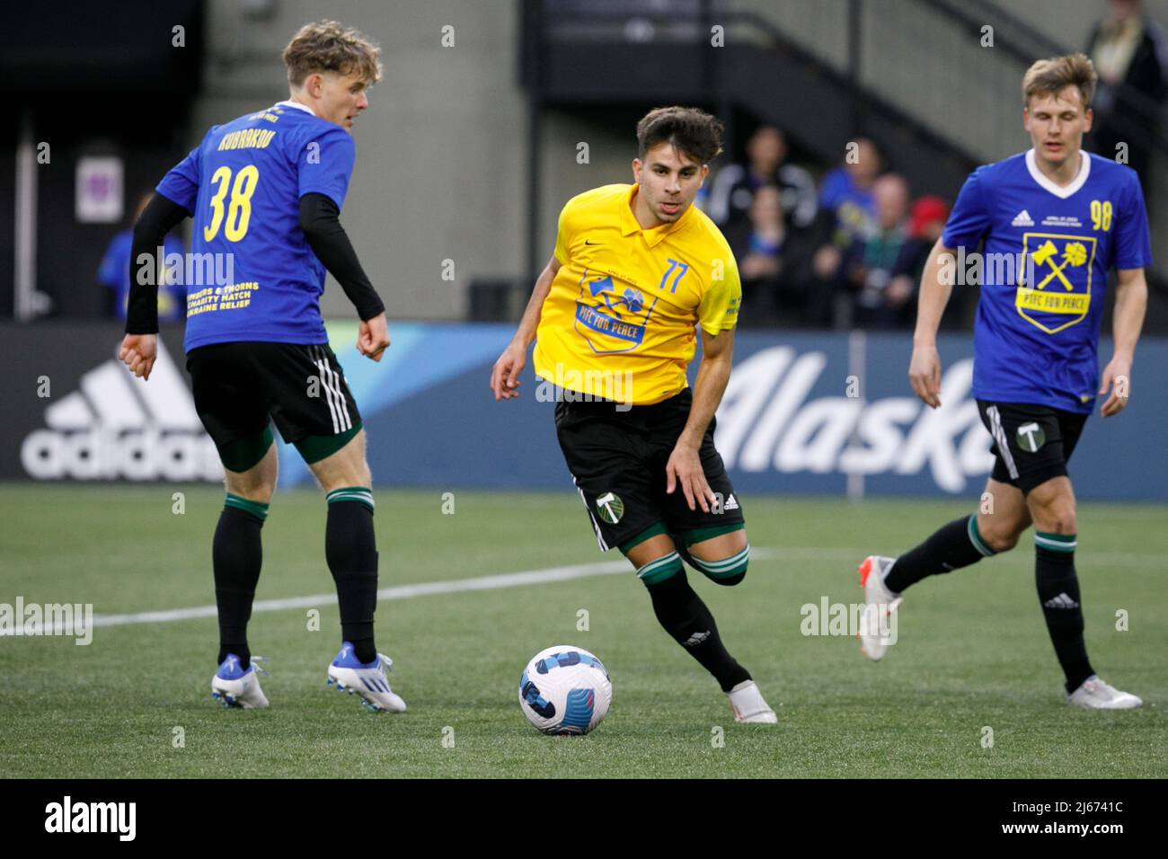 Portland, Stati Uniti. 27th Apr 2022. I Portland Timbers e Portland Thorns hanno combinato i loro mostri per la prima volta per un gioco intramurale a beneficio degli sforzi di soccorso dell'UNICEF in Ucraina e nei paesi circostanti, a Portland, Oregon, il 27 aprile 2022. I tifosi sono stati ammessi gratuitamente, e le donazioni hanno raccolto oltre mezzo milione di dollari. (Foto di John Rudoff/Sipa USA) Credit: Sipa USA/Alamy Live News Foto Stock