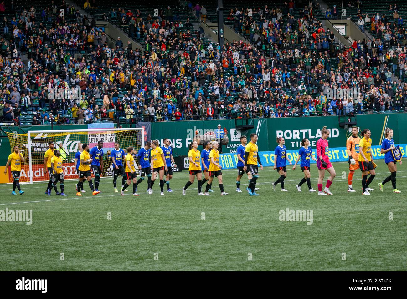 Portland, Stati Uniti. 27th Apr 2022. I Portland Timbers e Portland Thorns hanno combinato i loro mostri per la prima volta per un gioco intramurale a beneficio degli sforzi di soccorso dell'UNICEF in Ucraina e nei paesi circostanti, a Portland, Oregon, il 27 aprile 2022. I tifosi sono stati ammessi gratuitamente, e le donazioni hanno raccolto oltre mezzo milione di dollari. (Foto di John Rudoff/Sipa USA) Credit: Sipa USA/Alamy Live News Foto Stock