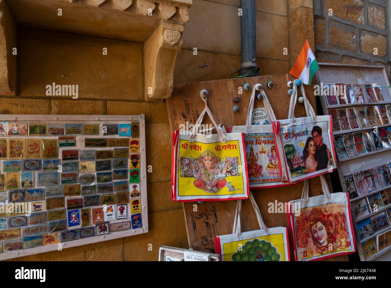 Jaisalmer, Rajasthan, India - Ottobre 13, 2019 : le borse colorate e le borse a mano sono esposte per la vendita ai turisti in mercato all'interno del Forte Jaisalmer Foto Stock