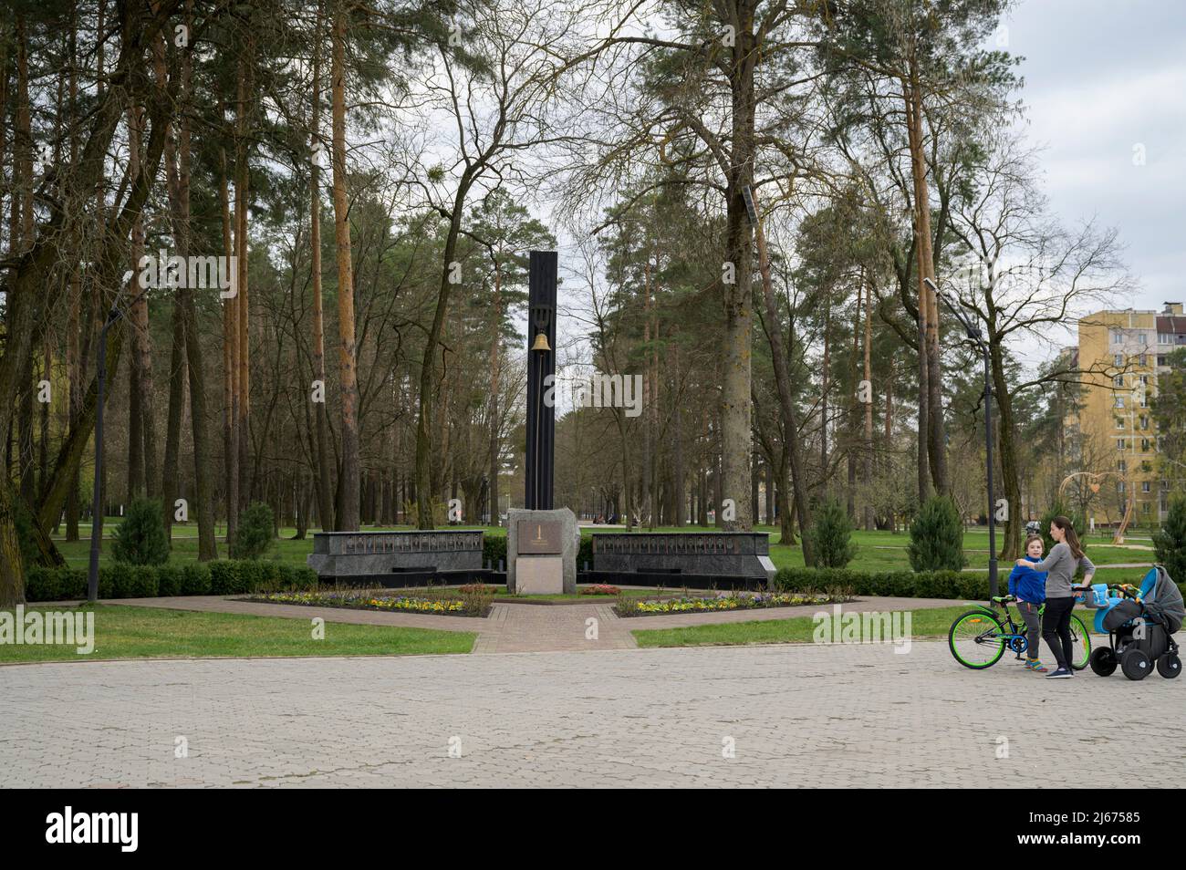 Slavutych, Ucraina. 25th Apr 2022. Una madre e un bambino visti di fronte al monumento agli Eroi di Chernobyl in mezzo all'aggressione russa in Ucraina. La città settentrionale di Slavutych sta tornando alla vita normale in mezzo all'aggressione russa in Ucraina. (Credit Image: © Valeria Ferraro/SOPA Images via ZUMA Press Wire) Foto Stock