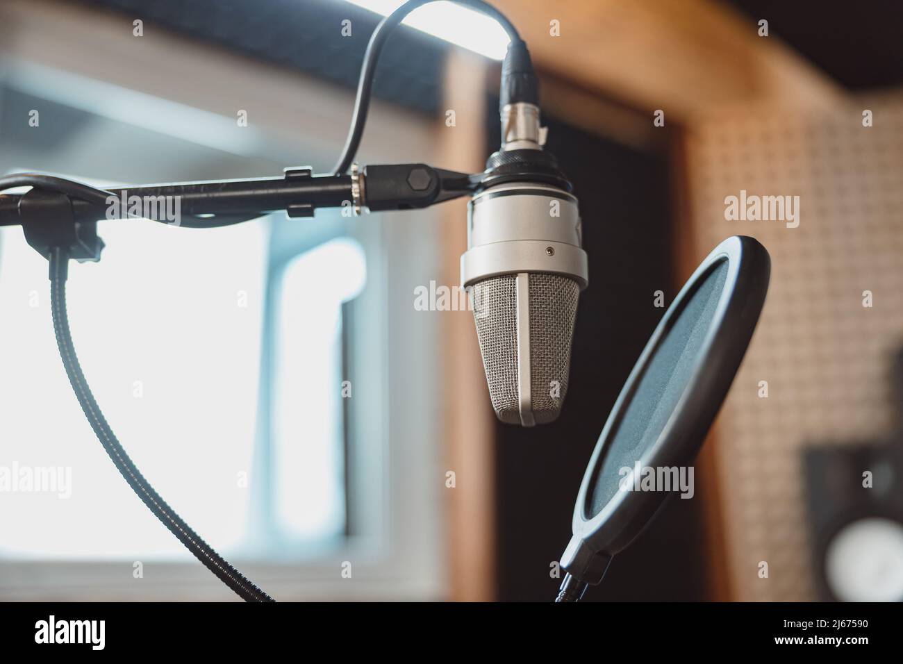 Microfono professionale con forma d'onda nello studio di registrazione del suono Foto Stock