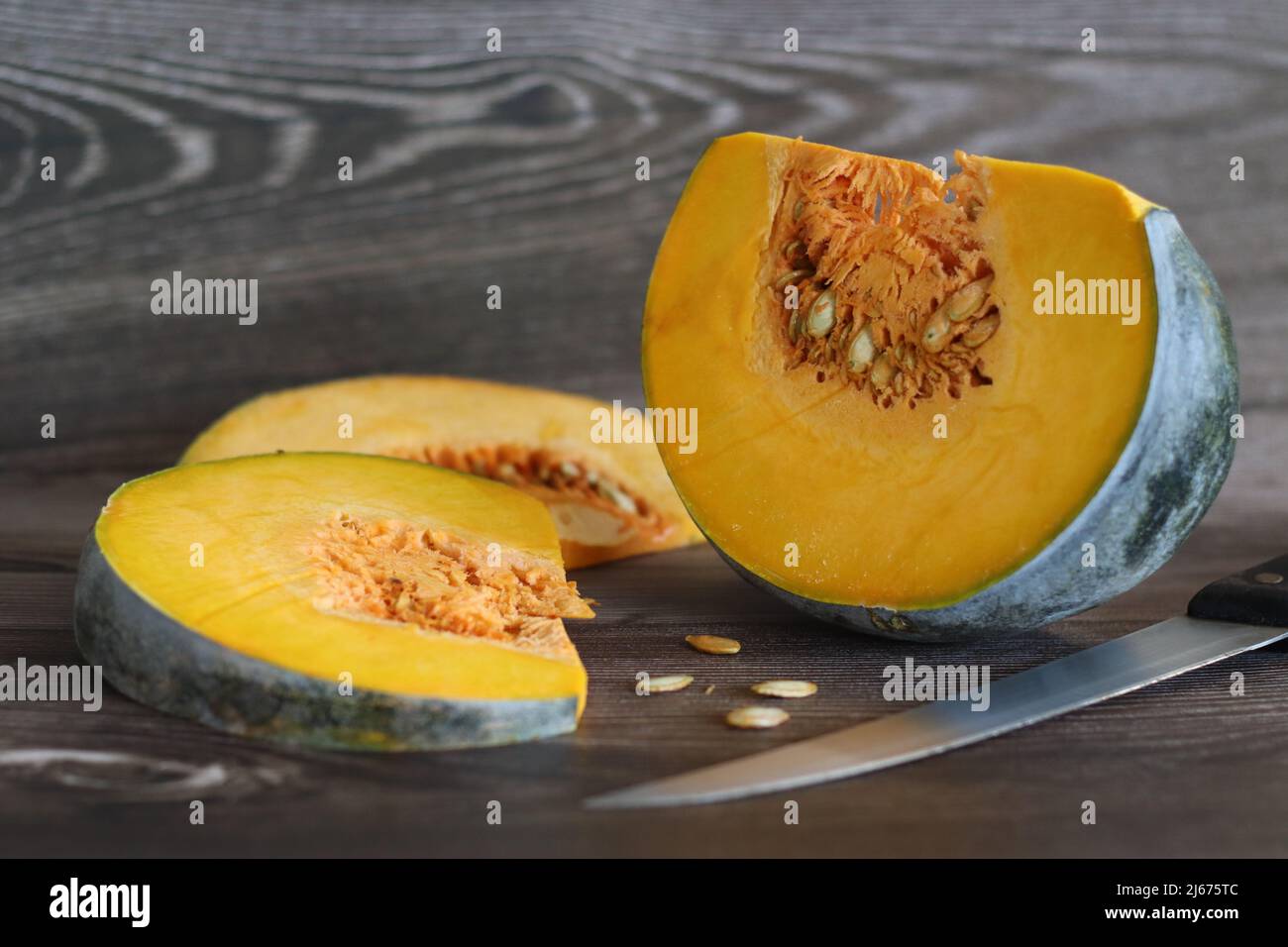 Zucca a fette. Una zucca è una cultivar di zucca d'inverno che è rotonda con la pelle liscia, leggermente nervata, ed è più spesso giallo profondo ad arancio in c Foto Stock