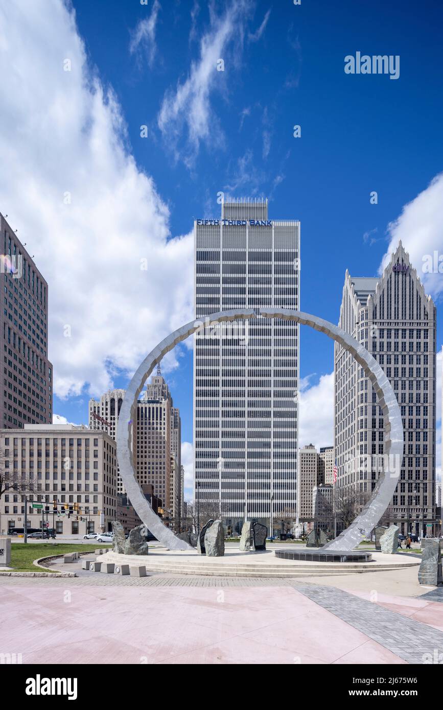 Monumento ad arco trascendente al Philip A. Hart Plaza, nel centro di Detroit, Michigan, USA, con vista sui grattacieli Foto Stock