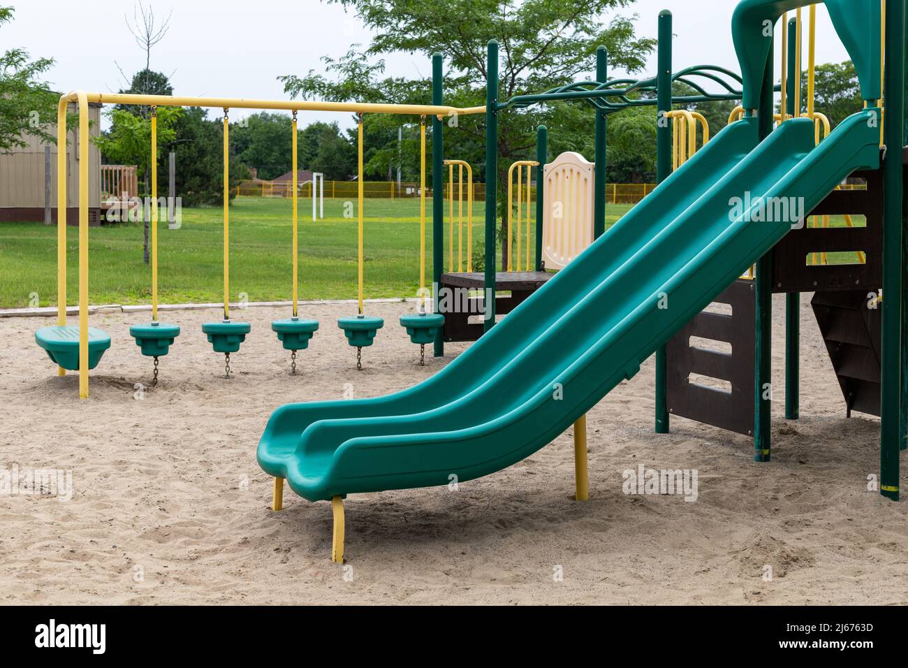 Parco giochi per bambini nel cortile della scuola Foto Stock