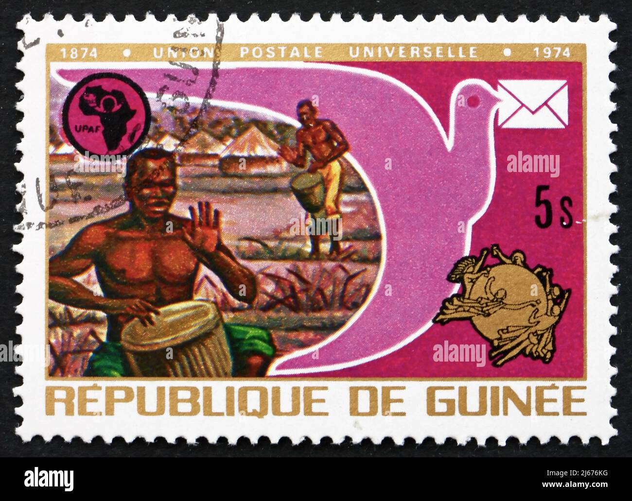 GUINEA - CIRCA 1974: Un francobollo stampato in Guinea mostra batteristi, piccione, UPAF e UPU emblemi, Centenario dell'Unione postale universale, circa 1974 Foto Stock