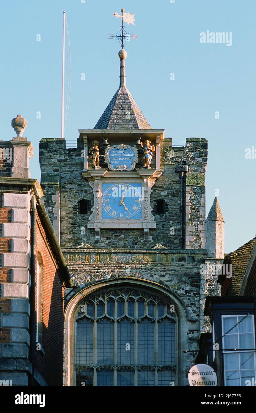 La storica torre della chiesa di St Mary a Rye, East Sussex, South East England, con orologio esterno risalente al 1760 Foto Stock