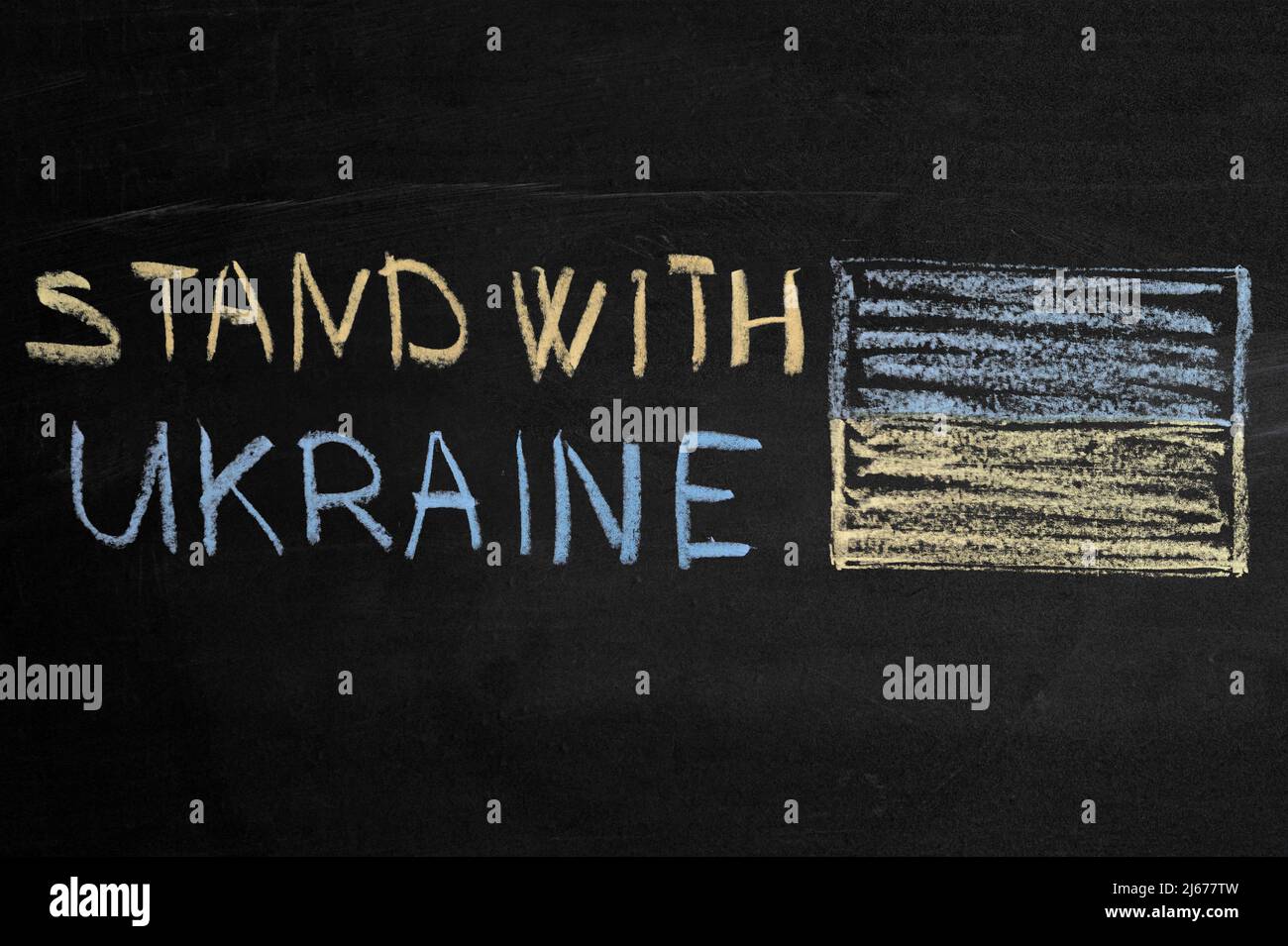 L'iscrizione è apposta con l'Ucraina su una tavola nera con gesso. La bandiera dell'Ucraina è disegnata sulla sinistra Foto Stock