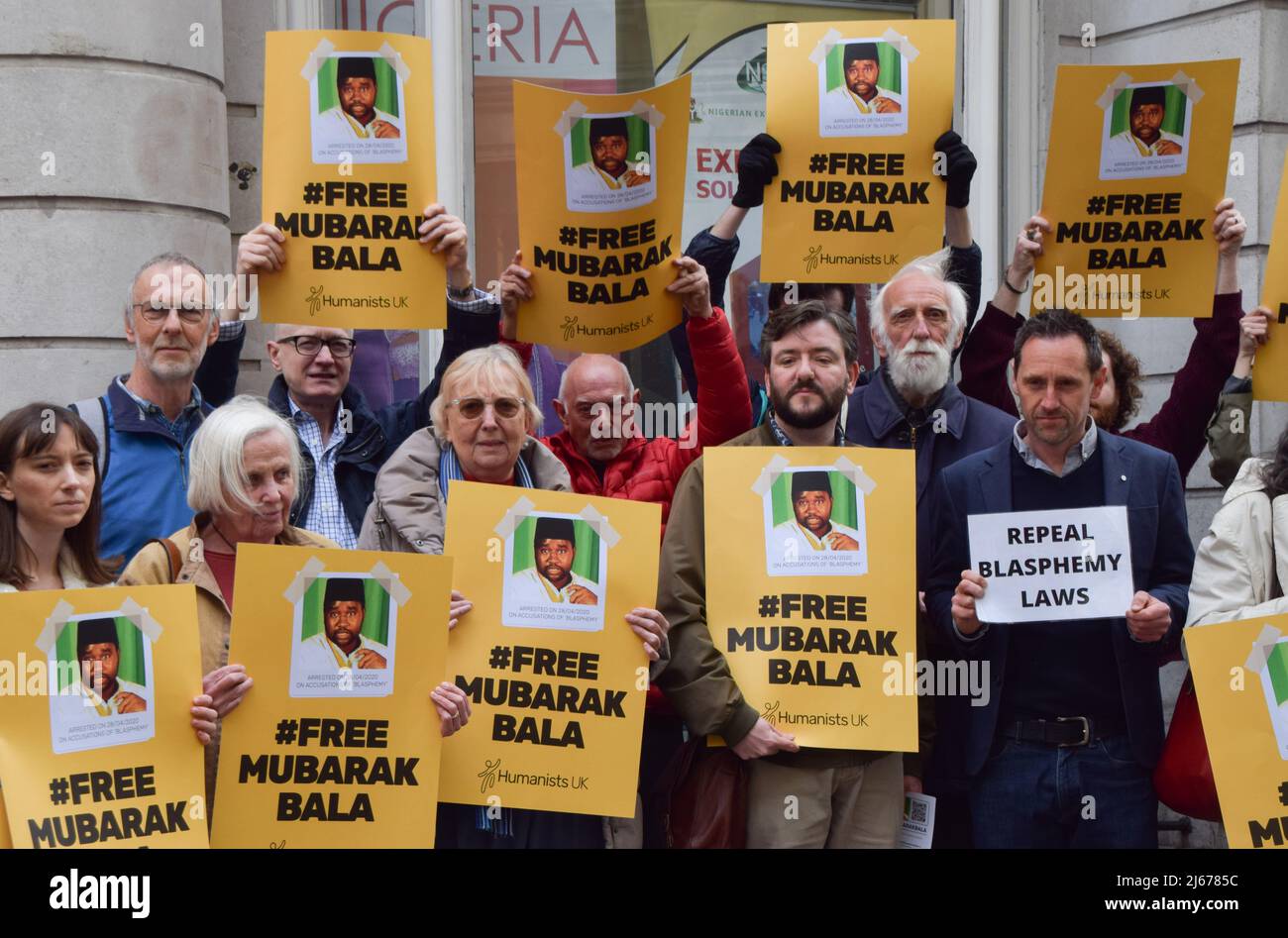 Londra, Regno Unito. 28th Apr 2022. 28 aprile 2022, Londra, Inghilterra, Regno Unito: Gli umanisti britannici hanno organizzato una protesta al di fuori dell'alta Commissione della Nigeria nel centro di Londra chiedendo al governo nigeriano di rovesciare la condanna di Mubarak Bala, il presidente dell'Associazione Umanista nigeriana, e di abrogare le leggi sulla blasfemia in Nigeria. Mubarak è stato condannato a 24 anni di carcere per i cosiddetti post Facebook di ''blasfemo'. (Credit Image: © Vuk Valcic/ZUMA Press Wire) Credit: ZUMA Press, Inc./Alamy Live News Foto Stock