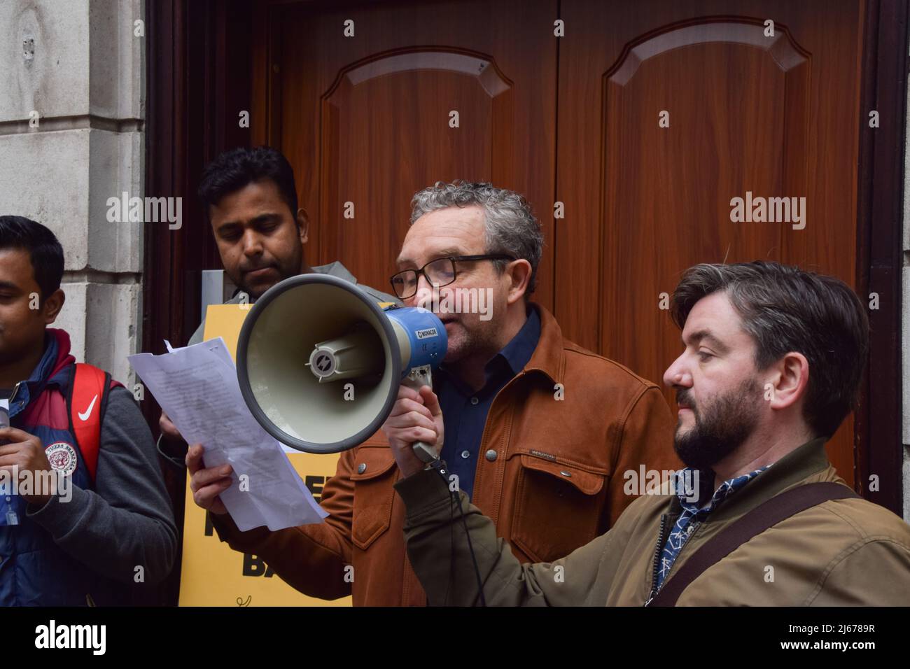 Londra, Regno Unito. 28th Apr 2022. 28 aprile 2022, Londra, Inghilterra, Regno Unito: L'attore EDDIE MARSAN legge una lettera da Mubarak Bala. Gli umanisti britannici hanno protestato al di fuori dell'alta Commissione nigeriana nel centro di Londra chiedendo al governo nigeriano di rovesciare la condanna di Mubarak Bala, il presidente dell'Associazione Umanista nigeriana, e di abrogare le leggi sulla blasfemia in Nigeria. Mubarak è stato condannato a 24 anni di carcere per i cosiddetti post Facebook di ''blasfemo'. (Credit Image: © Vuk Valcic/ZUMA Press Wire) Credit: ZUMA Press, Inc./Alamy Live News Foto Stock