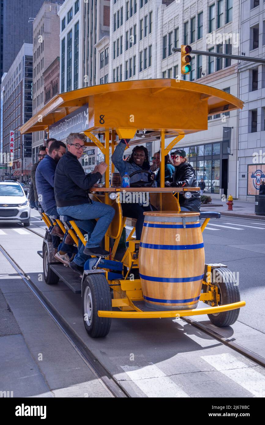 Patroni sul manubrio pedalò pub, centro di Detroit, Stati Uniti Foto Stock