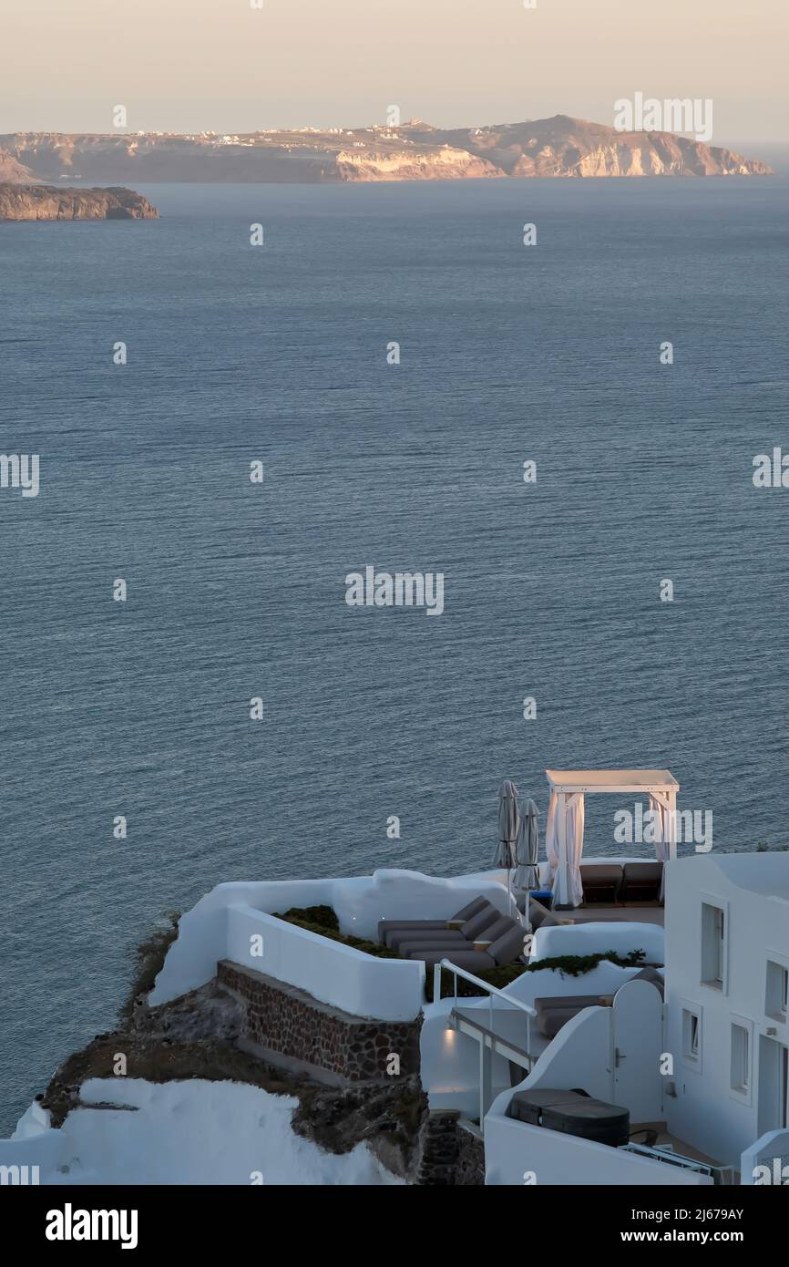 Oia, Grecia - 11 maggio 2021 : un hotel di lusso con lettini da mare che si affacciano sul Mar Egeo a Oia Santorini Foto Stock