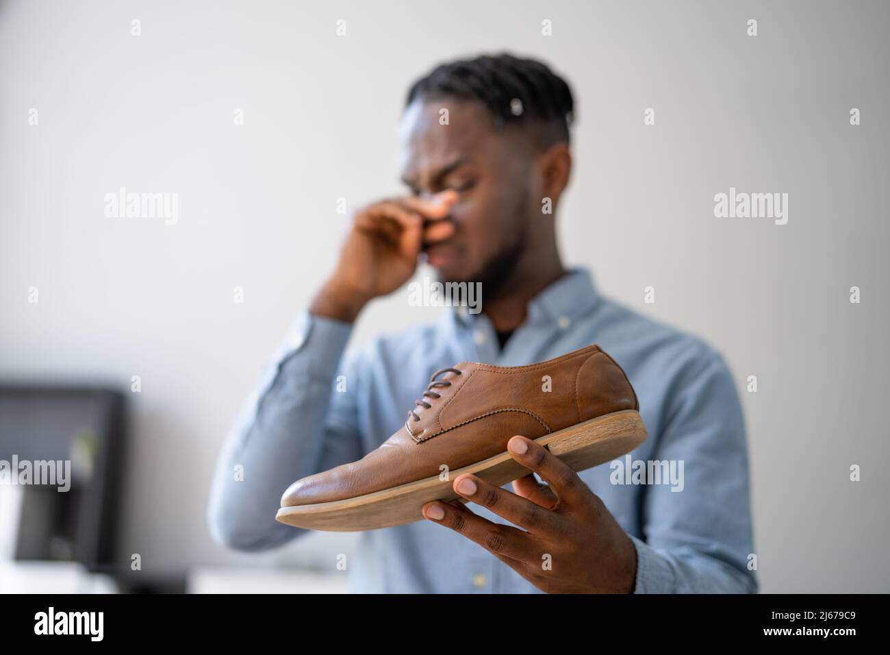 Scarpe puzzolenti. Zappa per piedi stinky. Odor. Piede Foto Stock