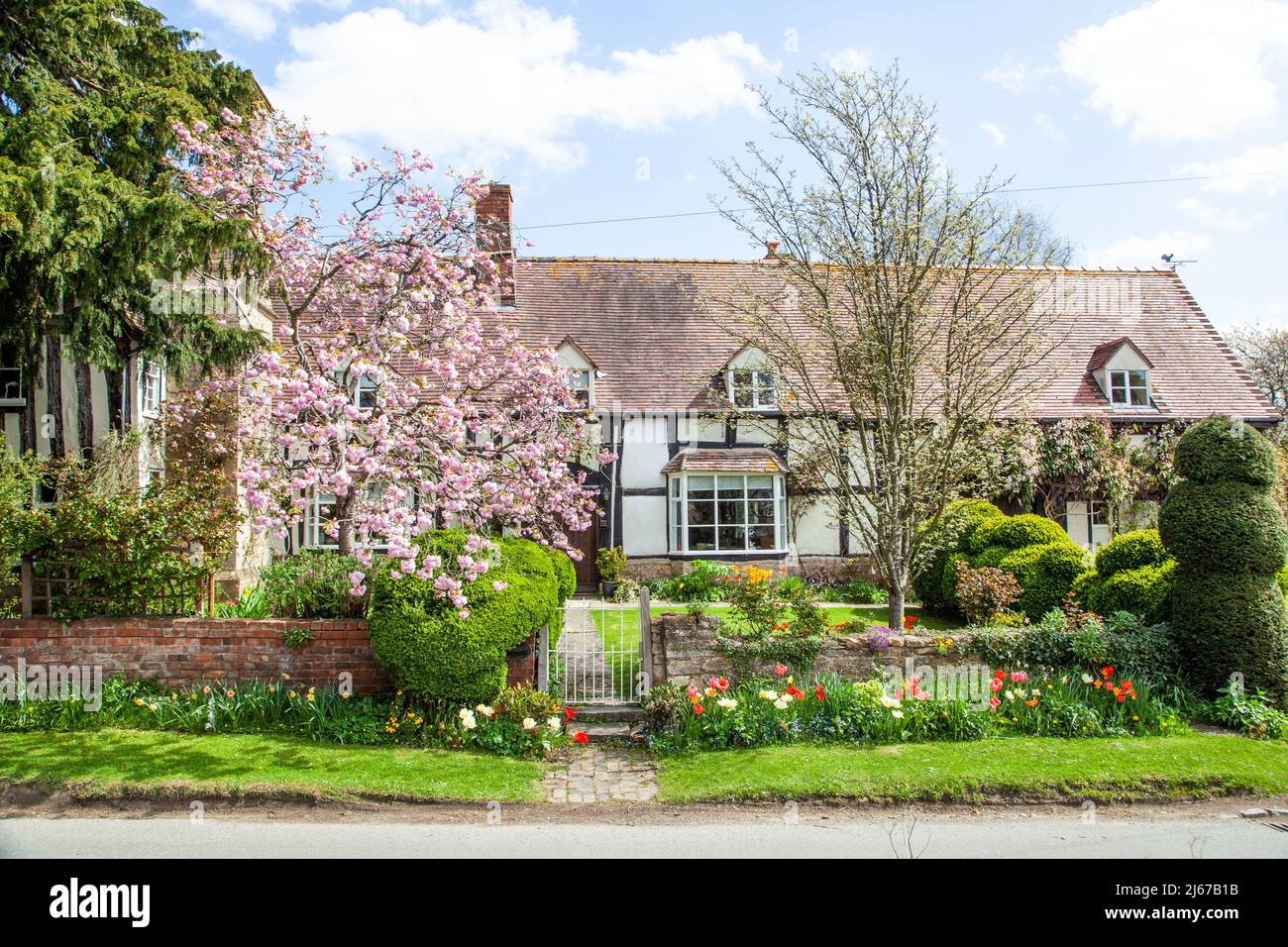 Case di campagna con tetto di paglia bianco e nero a Ashton Under Hill un villaggio nel